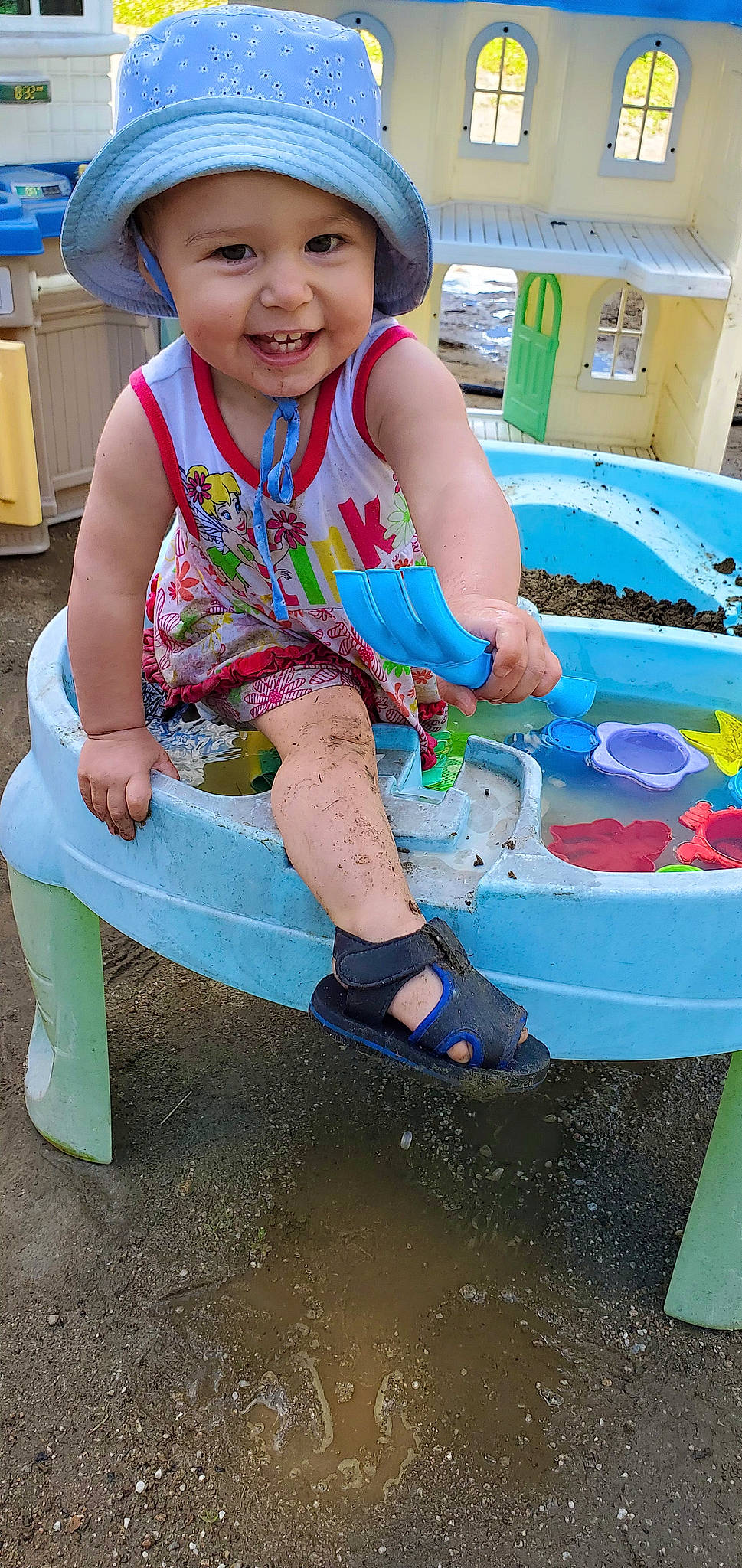 Rebecca participe au concours pour gagner de l'argent avec cette photo : baby_toddler_clothing, blue, boats_and_boating_equipment_and_supplies, child, fun, happy, headwear, human_leg, leisure, person, pink, play, recreation, sitting, skin, slipper, smile, summer, t_shirt, thigh