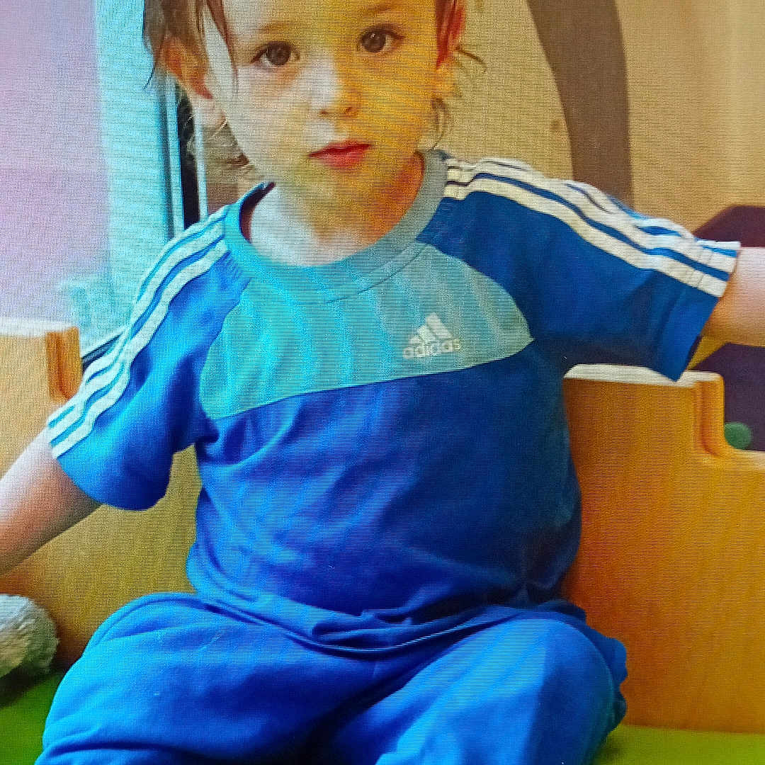 Zayane participe au concours pour gagner de l'argent avec cette photo : bodypart, boy, child, clothing, couch, cushion, face, finger, furniture, hand, head, indoors, jeans, male, pants, person, photography, portrait, sitting, t_shirt