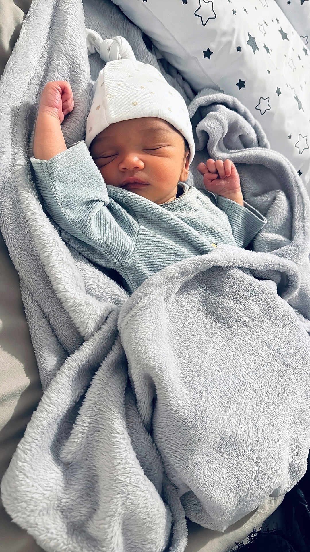 Aylann participe au concours pour gagner de l'argent avec cette photo : baby, newborn, sleeping, blanket, hat, cozy, soft, bed, pillow, toddler, child, infant, peaceful, resting, cute, warm, fabric, textile, comfort, relaxation