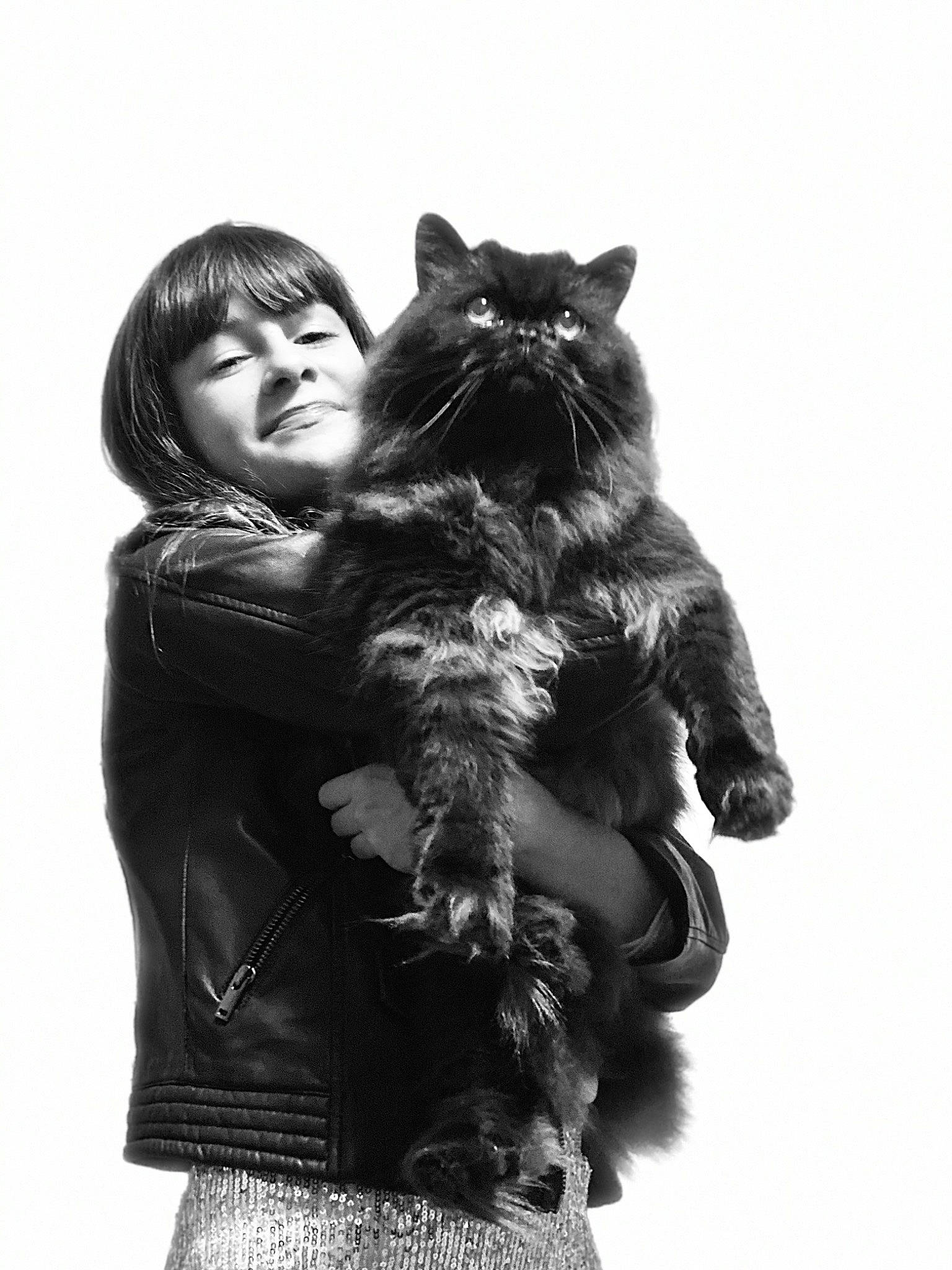 Isidore a rejoint le concours — aidez-le/la à gagner de superbes lots ! art, black, black_and_white, carnivore, cat, companion_dog, dog_breed, felidae, flash_photography, gesture, happy, leather_jacket, monochrome, monochrome_photography, outerwear, smile, snout, street_fashion, style, whiskers