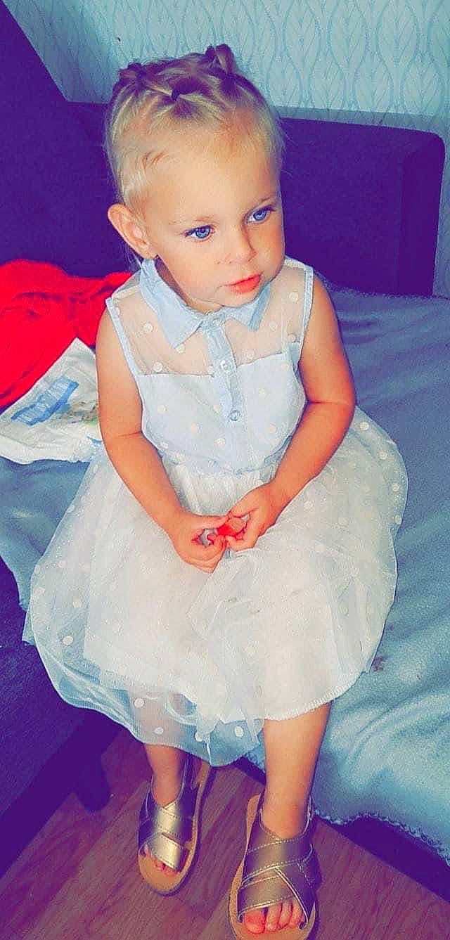 Lyloo a rejoint le concours — aidez-le/la à gagner de superbes lots ! azure, baby_toddler_clothing, blue, day_dress, dress, facial_expression, hairstyle, hand, happy, iris, leg, one_piece_garment, person, pink, shoulder, skin, sleeve, standing, textile, toddler