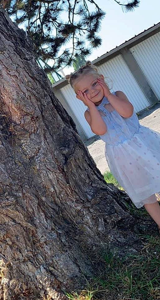 Lyloo participe au concours pour gagner de l'argent avec cette photo : eyewear, flash_photography, fun, gesture, grass, happy, joy, leisure, people_in_nature, person, photo_shoot, portrait_photography, rock, sitting, sky, soil, t_shirt, tree, trunk, wood