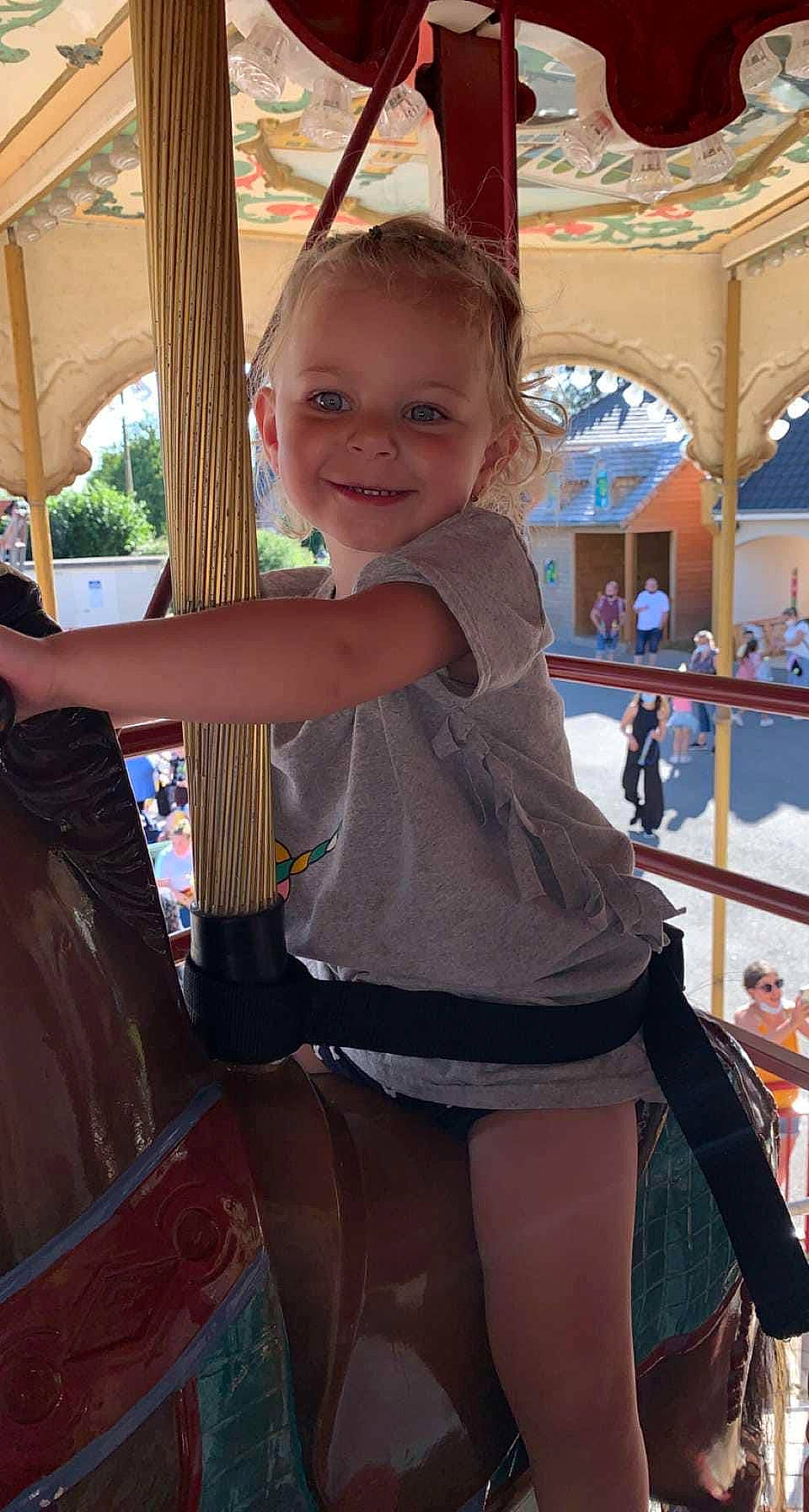 Lyloo participe au concours pour gagner de l'argent avec cette photo : bag, child, city, event, fun, happy, human_leg, joint, joy, leisure, luggage_and_bags, organ, person, recreation, shoulder, sitting, smile, snapshot, thigh, toddler