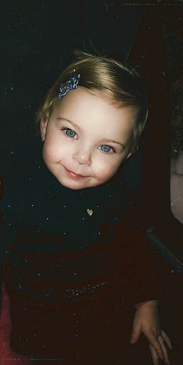 Lyloo a rejoint le concours — aidez-le/la à gagner de superbes lots ! art, baby_toddler_clothing, brown_hair, cheek, child, darkness, electric_blue, eyebrow, eyelash, fashion_accessory, flash_photography, fun, hairstyle, happy, headpiece, iris, joy, lip, nose, person