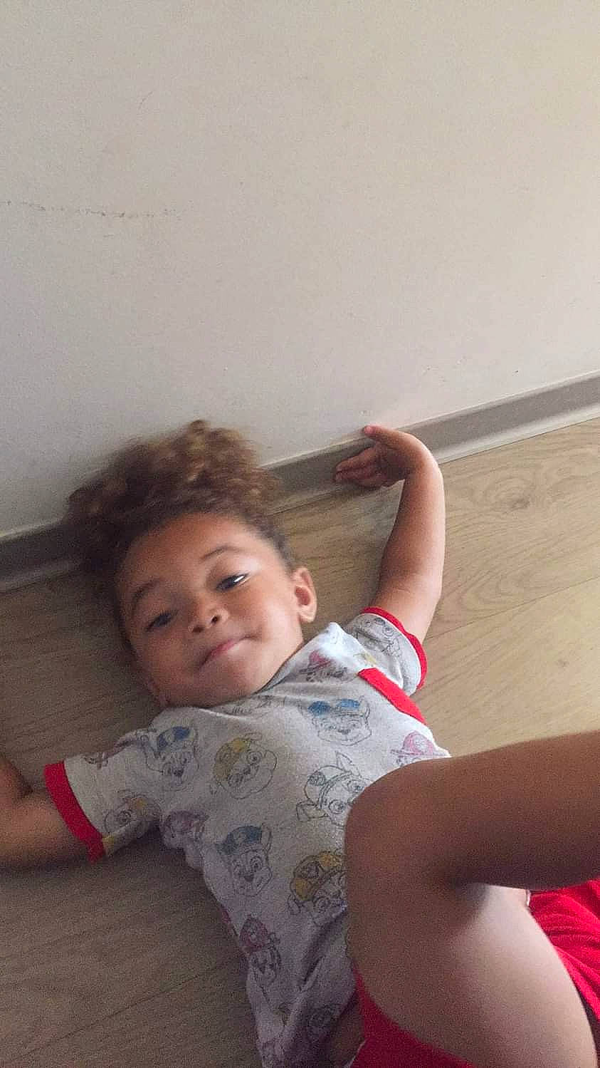 Wesley participe au concours pour gagner de l'argent avec cette photo : arm, cheek, eye, face, facial_expression, hairstyle, human, human_body, joint, leg, mouth, muscle, neck, nose, person, shoulder, skin, sleeve, textile, window