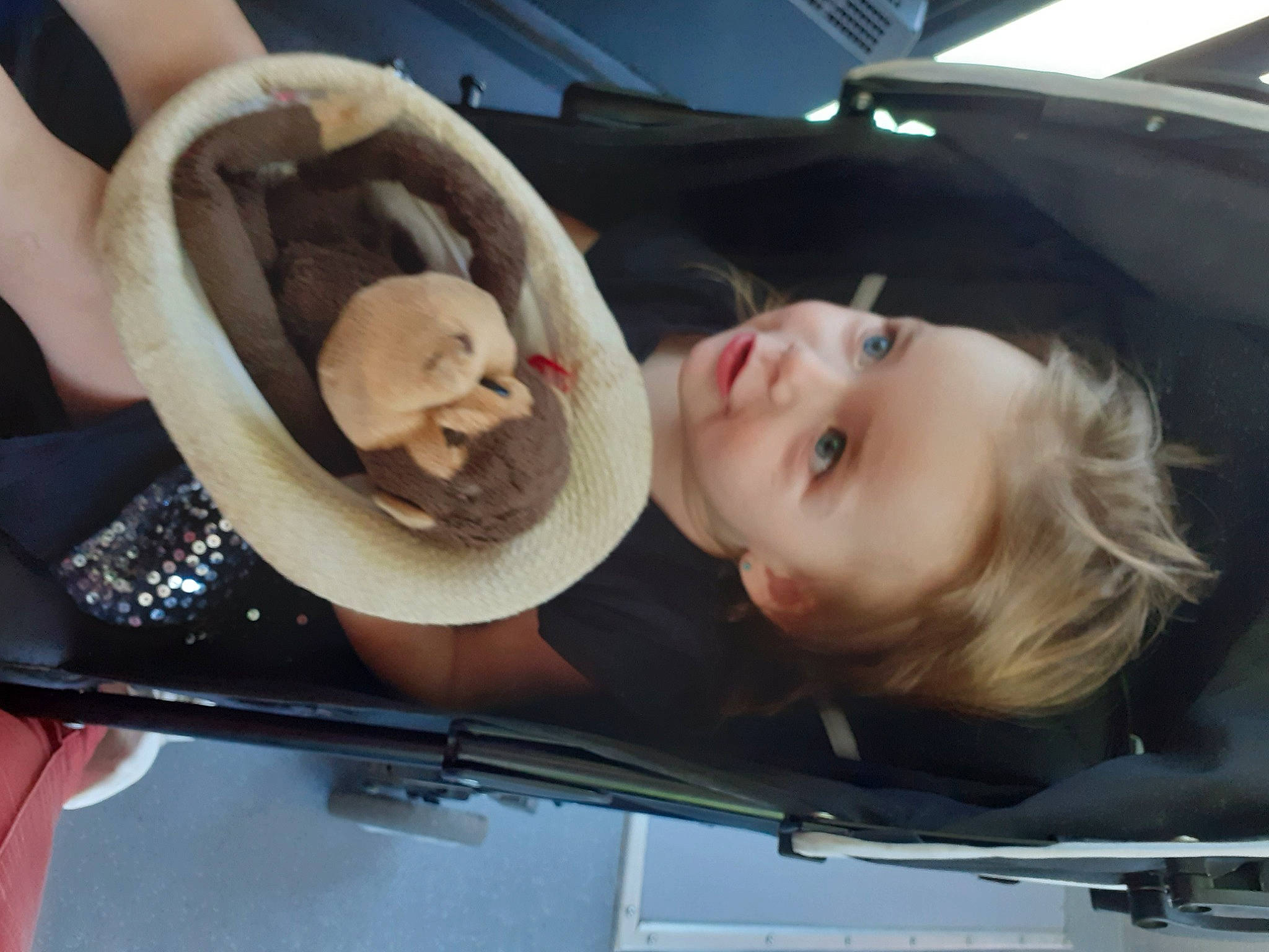 Inaya a rejoint le concours — aidez-le/la à gagner de superbes lots ! auto_part, automotive_exterior, automotive_wheel_system, bumper, child, comfort, family_car, fun, hood, jaw, mammal, motor_vehicle, mouth, person, smile, toddler, vehicle, vehicle_door, vertebrate, window