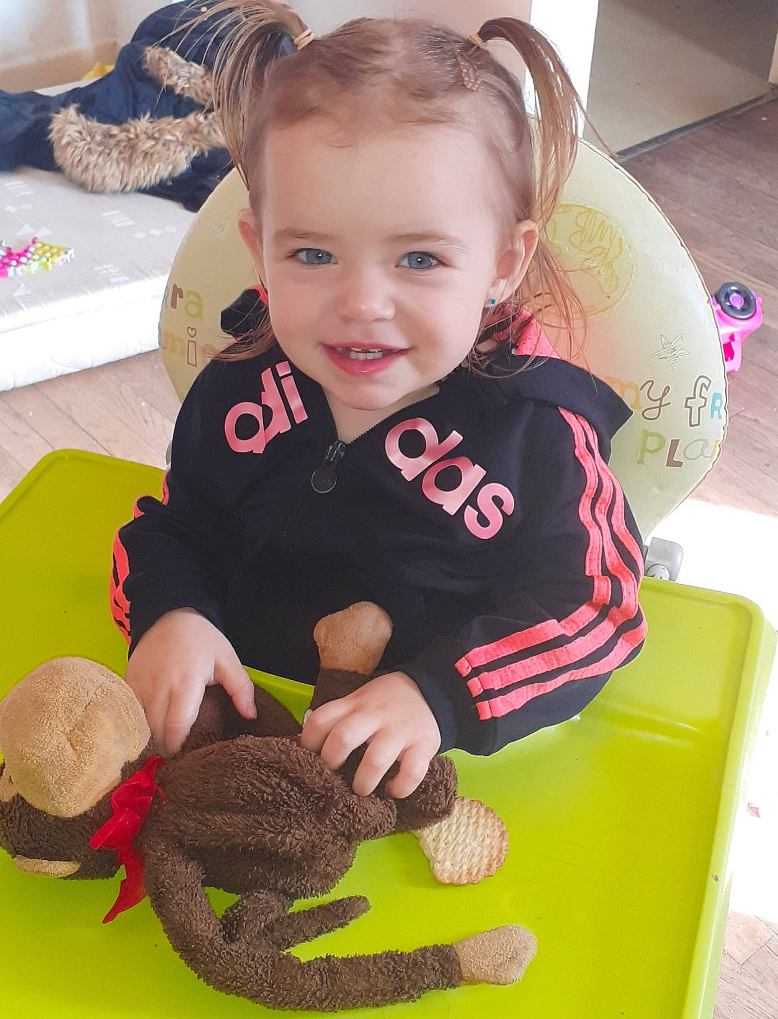 Inaya a rejoint le concours — aidez-le/la à gagner de superbes lots ! baby, baby_playing_with_toys, baby_products, baby_toddler_clothing, baby_toys, cap, chair, cheek, child, fashion_accessory, fun, hairstyle, happy, joy, person, sitting, skin, sleeve, smile, toddler