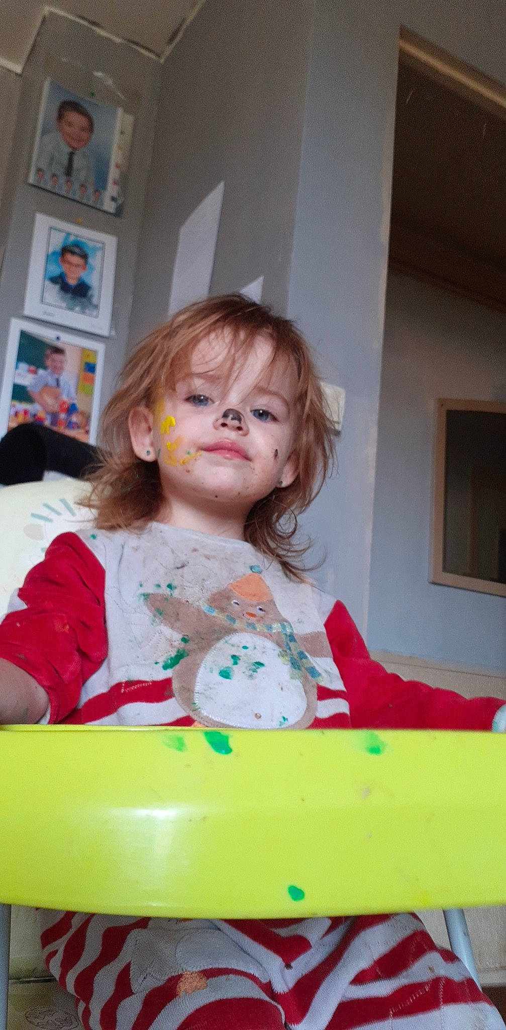 Inaya participe au concours pour gagner de l'argent avec cette photo : baby, baby_playing_with_toys, baby_toddler_clothing, cheek, child, fun, happy, icing, iris, joy, paint, party, person, picture_frame, play, room, sitting, sleeve, sweetness, t_shirt