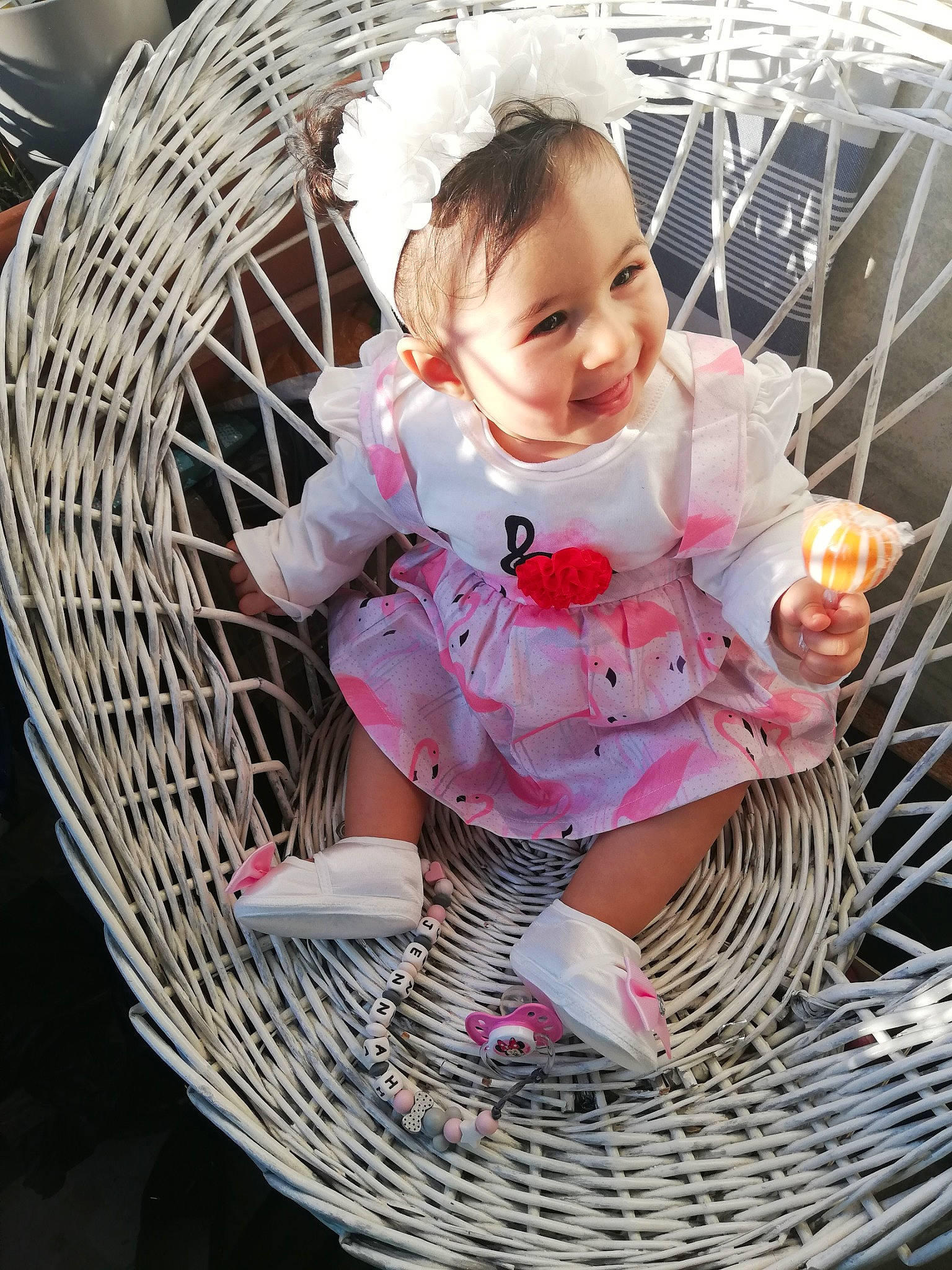 Jennah a rejoint le concours — aidez-le/la à gagner de superbes lots ! baby, baby_products, baby_toddler_clothing, basket, child, furniture, joy, person, pink, play, product, sitting, toddler, wicker