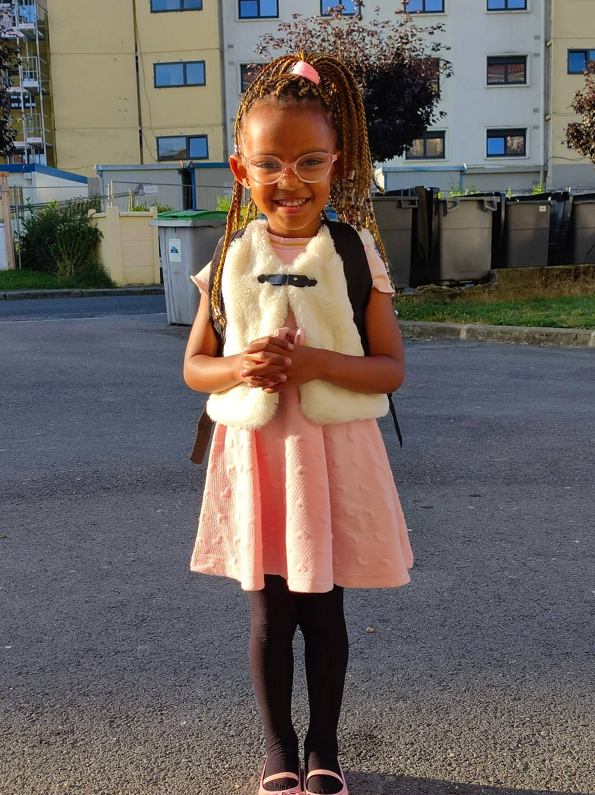 Dywhane a rejoint le concours — aidez-le/la à gagner de superbes lots ! asphalt, building, denim, dress, eyewear, fawn, gesture, grass, hairstyle, happy, joy, knee, person, plant, road_surface, sleeve, smile, street_fashion, toddler, tree