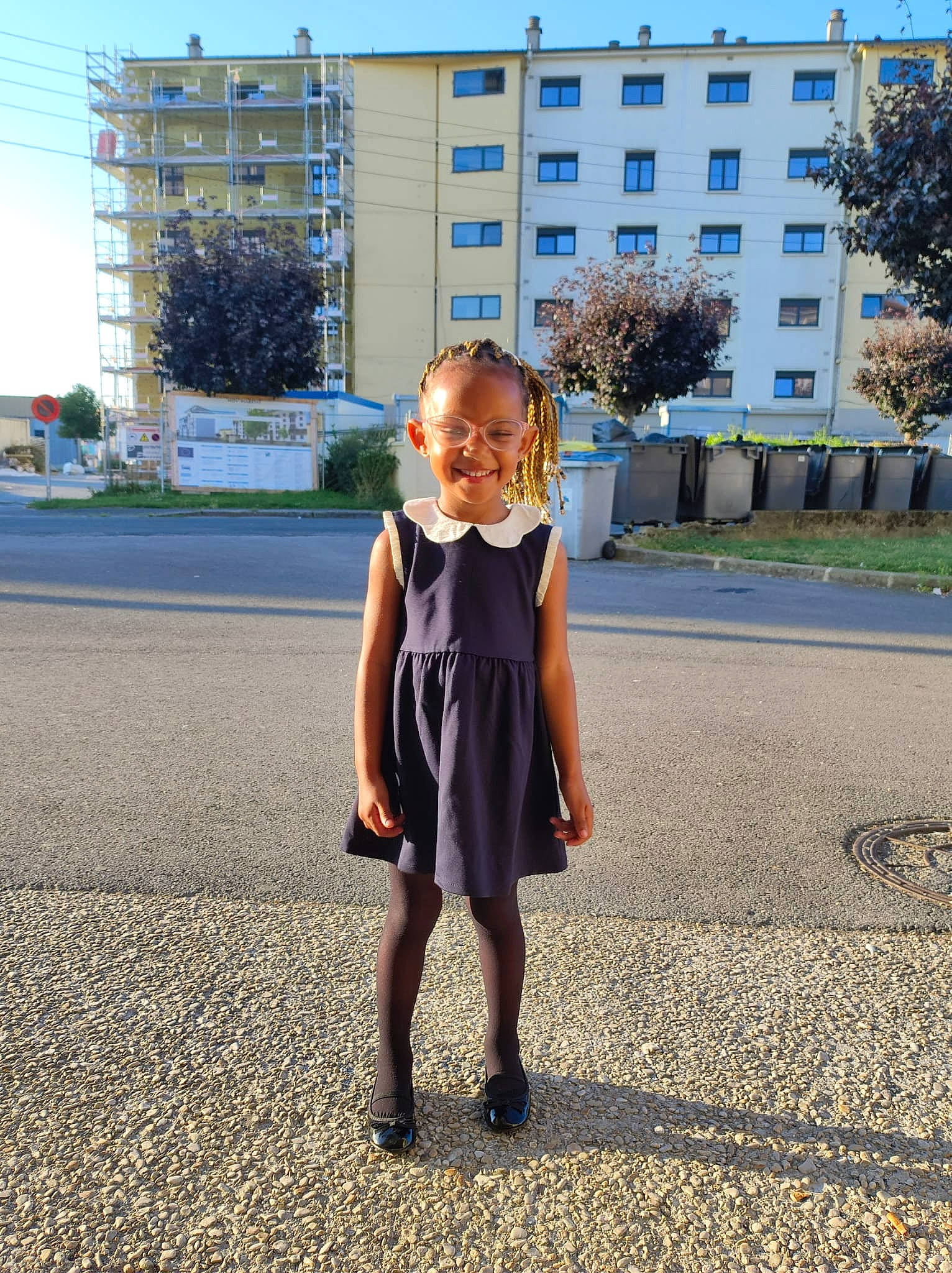 Dywhane a rejoint le concours — aidez-le/la à gagner de superbes lots ! asphalt, building, city, dress, electric_blue, flooring, gesture, grass, joy, leg, leisure, person, plant, road, road_surface, sidewalk, sky, sleeve, toddler, tree