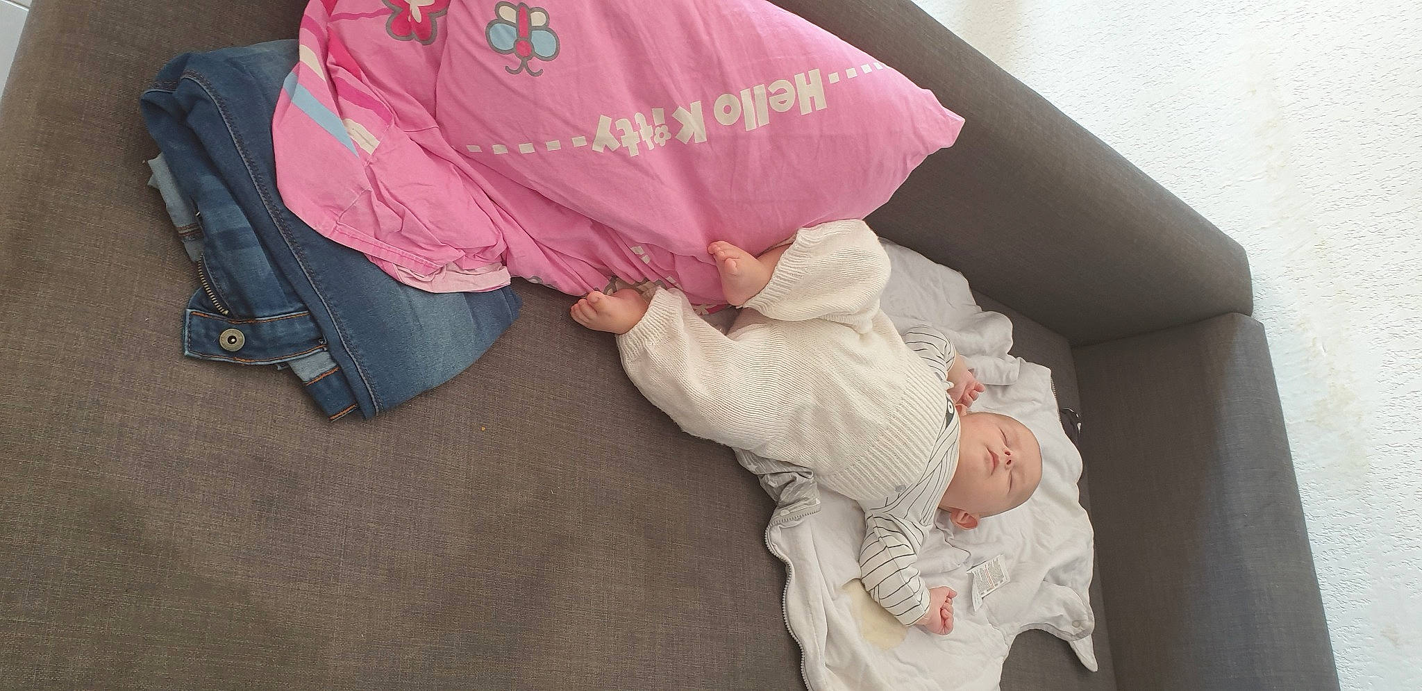 Heydenn a rejoint le concours — aidez-le/la à gagner de superbes lots ! child, outerwear, person, pink, sleeve, textile, toddler