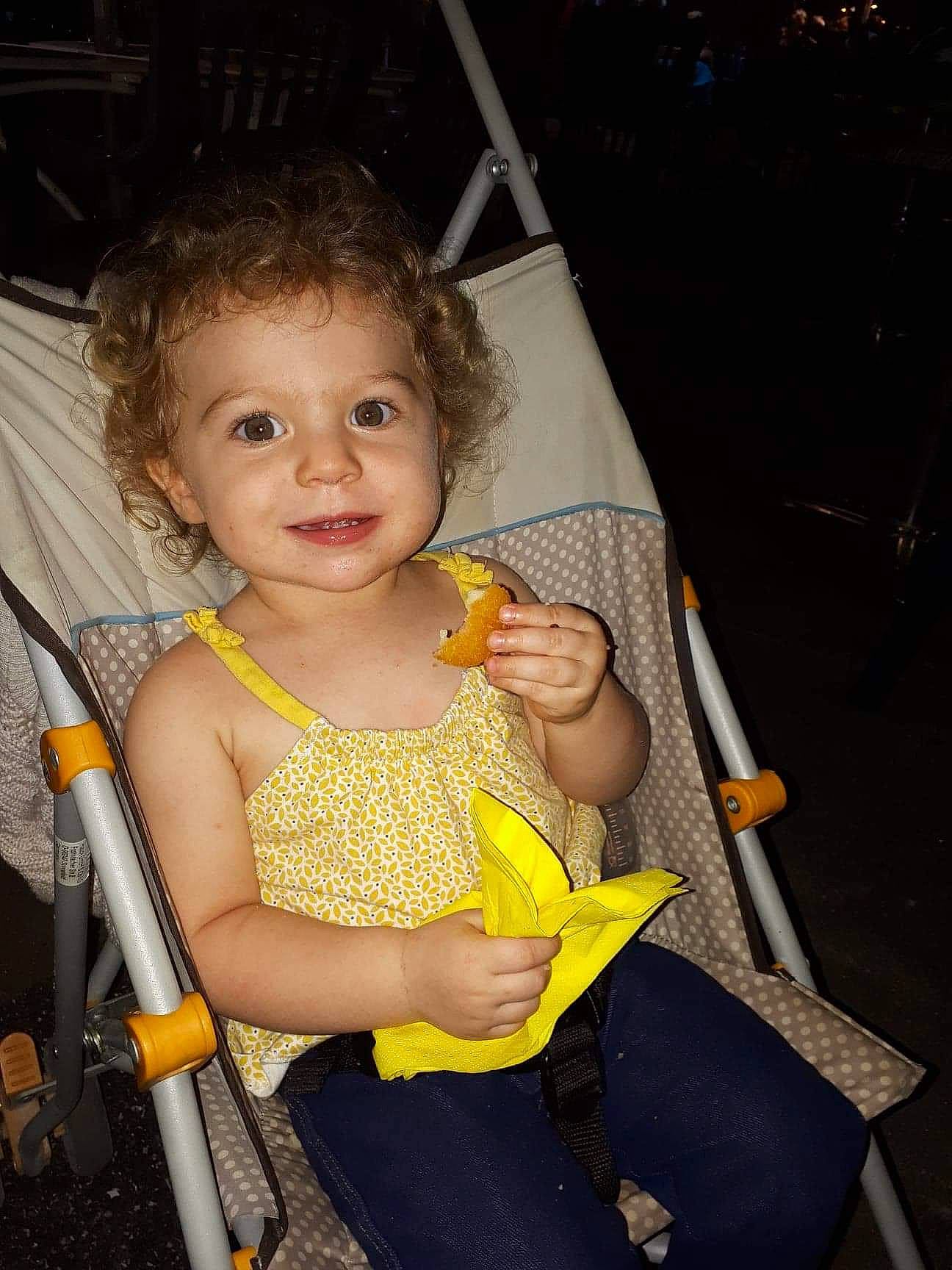 Lilly a rejoint le concours — aidez-le/la à gagner de superbes lots ! child, fun, joy, person, product, smile, toddler, vacation, yellow