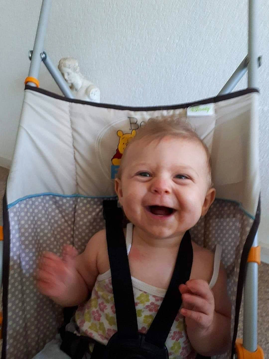 Lilly participe au concours pour gagner de l'argent avec cette photo : baby, baby_products, baby_safety, child, facial_expression, furniture, joy, person, product, room, smile, toddler, tooth