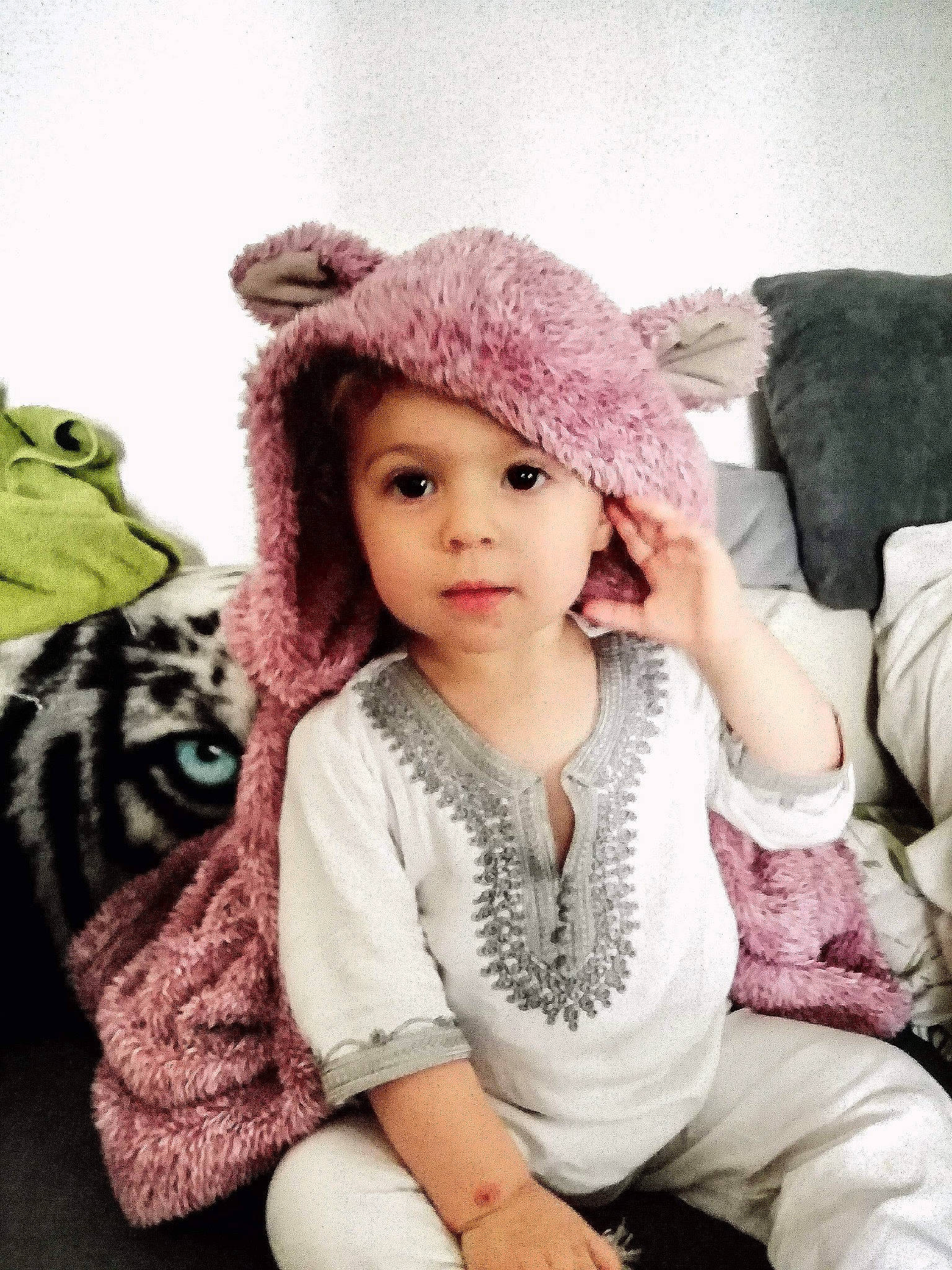 Lilly a rejoint le concours — aidez-le/la à gagner de superbes lots ! beanie, bonnet, cap, cheek, child, child_model, clothing, cool, crochet, ear, fur, hat, headgear, headwear, knit_cap, knitting, outerwear, person, pink, skin