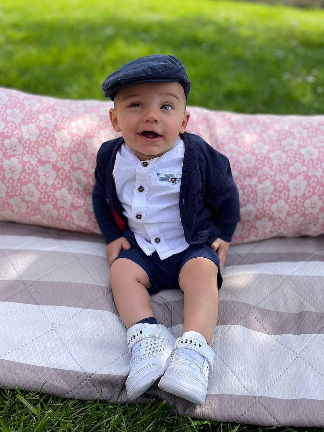 Mmll participe au concours pour gagner de l'argent avec cette photo : baby, baby_toddler_clothing, black_hair, electric_blue, eye, face, grass, happy, hat, head, headwear, human_leg, leg, leisure, person, recreation, skin, sleeve, sock, t_shirt