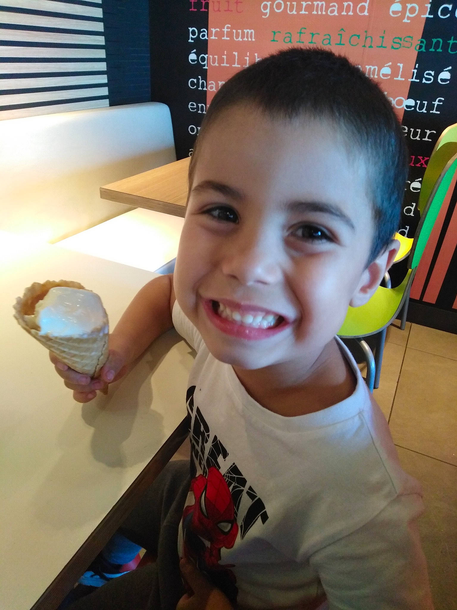 Liam a rejoint le concours — aidez-le/la à gagner de superbes lots ! cheek, chin, cool, ear, eyebrow, eyelash, finger, forehead, gesture, happy, iris, jaw, joy, mouth, nose, person, skin, smile, standing, t_shirt