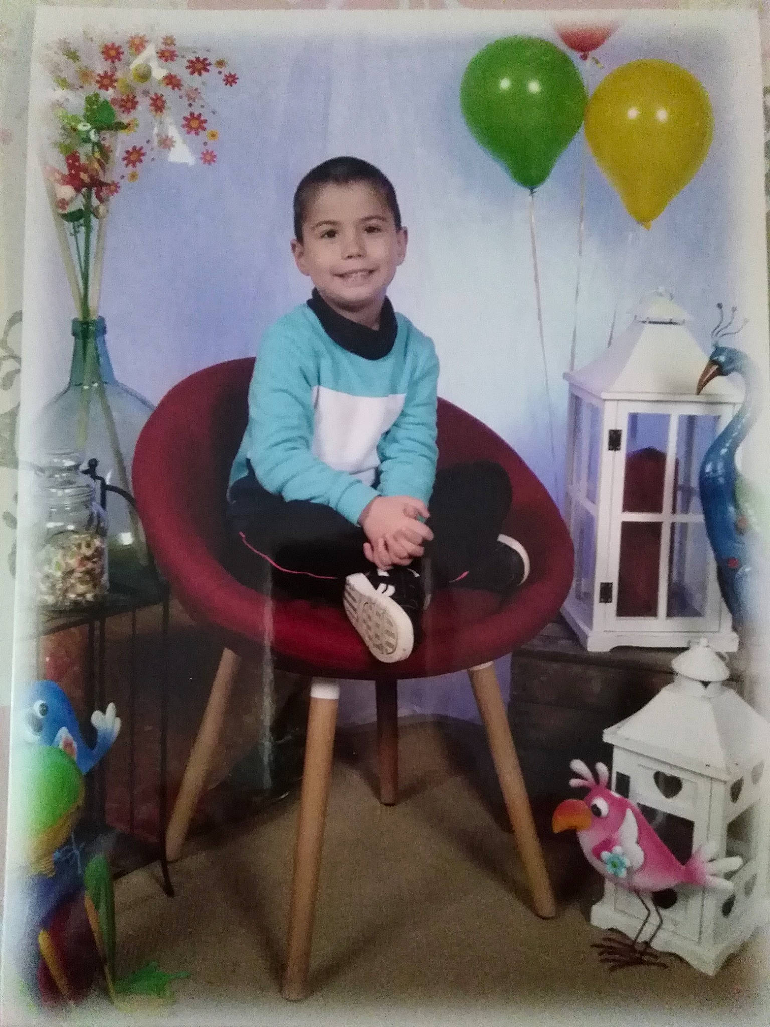 Liam participe au concours pour gagner de l'argent avec cette photo : baby_toddler_clothing, balloon, chair, child, electric_blue, event, face, fun, furniture, happy, house, joy, magenta, party_supply, person, play, room, sitting, smile, t_shirt