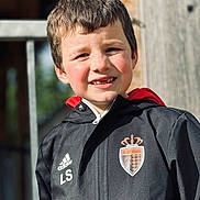 Lisandro participe au concours pour gagner de l'argent avec cette photo : child, boy, smile, outdoor, portrait, jacket, adidas, sportswear, hood, logo, face, freckles, sunlight, casual, young, person, happy, clothing, standing, background_blur