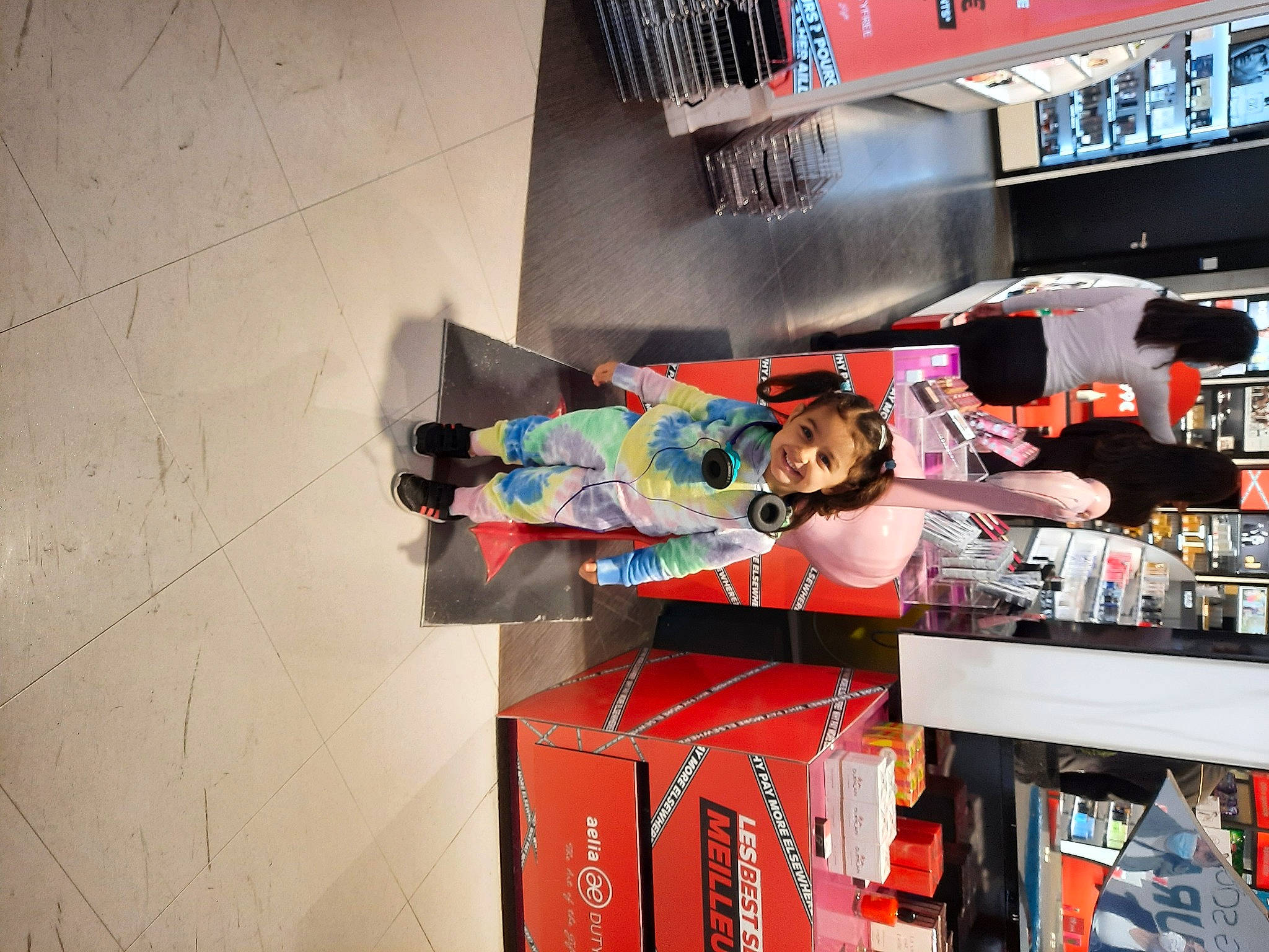 Dalia participe au concours pour gagner de l'argent avec cette photo : art, automotive_design, building, carmine, ceiling, collection, flooring, fun, joy, machine, person, retail, room, shelf, shelving, sportswear, t_shirt, visual_arts