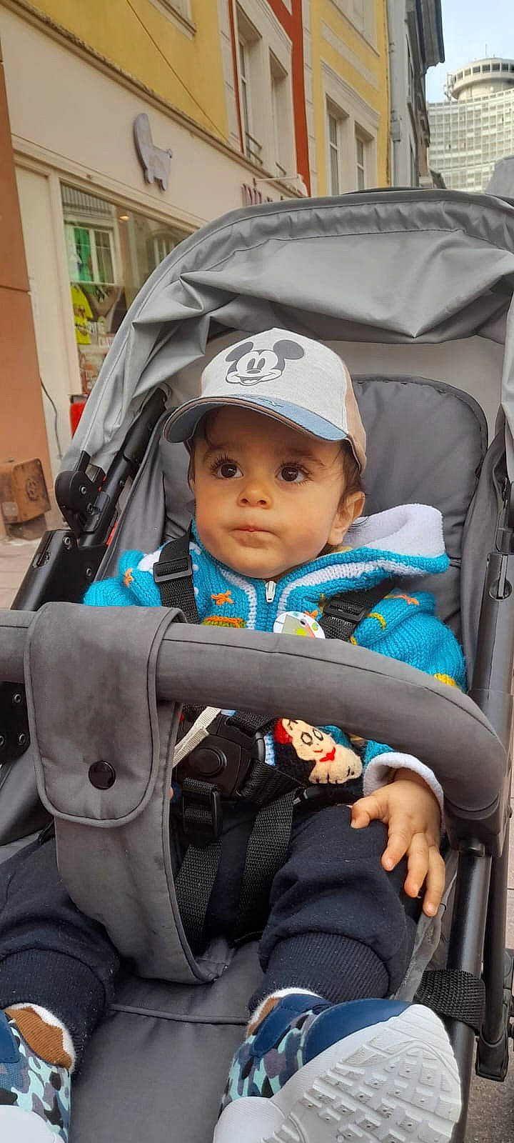Santiago participe au concours pour gagner de l'argent avec cette photo : auto_part, automotive_design, baby, baby_carriage, baby_products, baby_safety, car_seat, child, comfort, electric_blue, facial_expression, family_car, head_restraint, headwear, motor_vehicle, person, product, sitting, toddler, travel