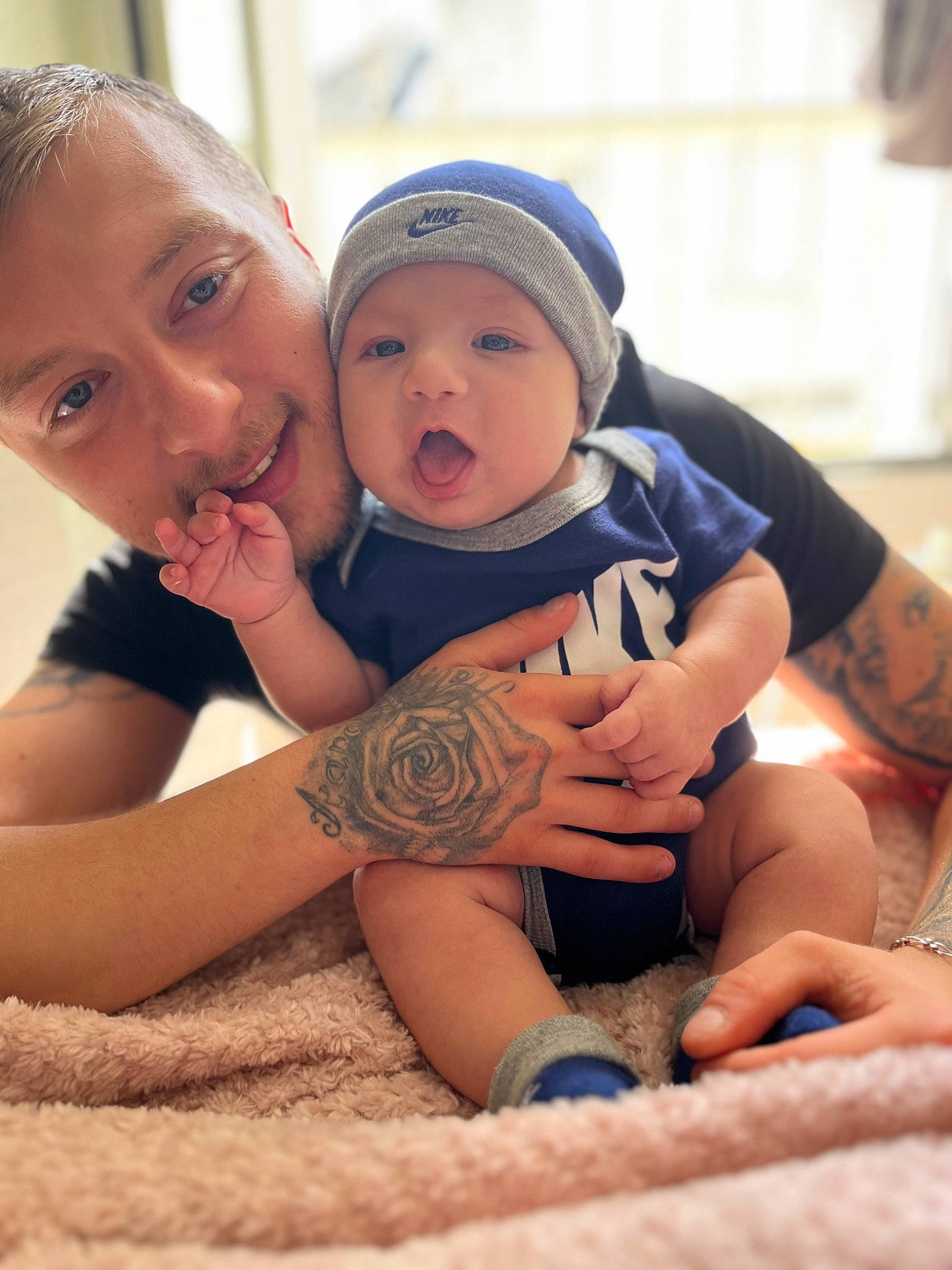 Mayron participe au concours pour gagner de l'argent avec cette photo : baby, baby_toddler_clothing, cap, child, finger, fun, gesture, happy, hat, headwear, human_leg, interaction, joy, leisure, nail, pattern, person, sitting, skin, summer