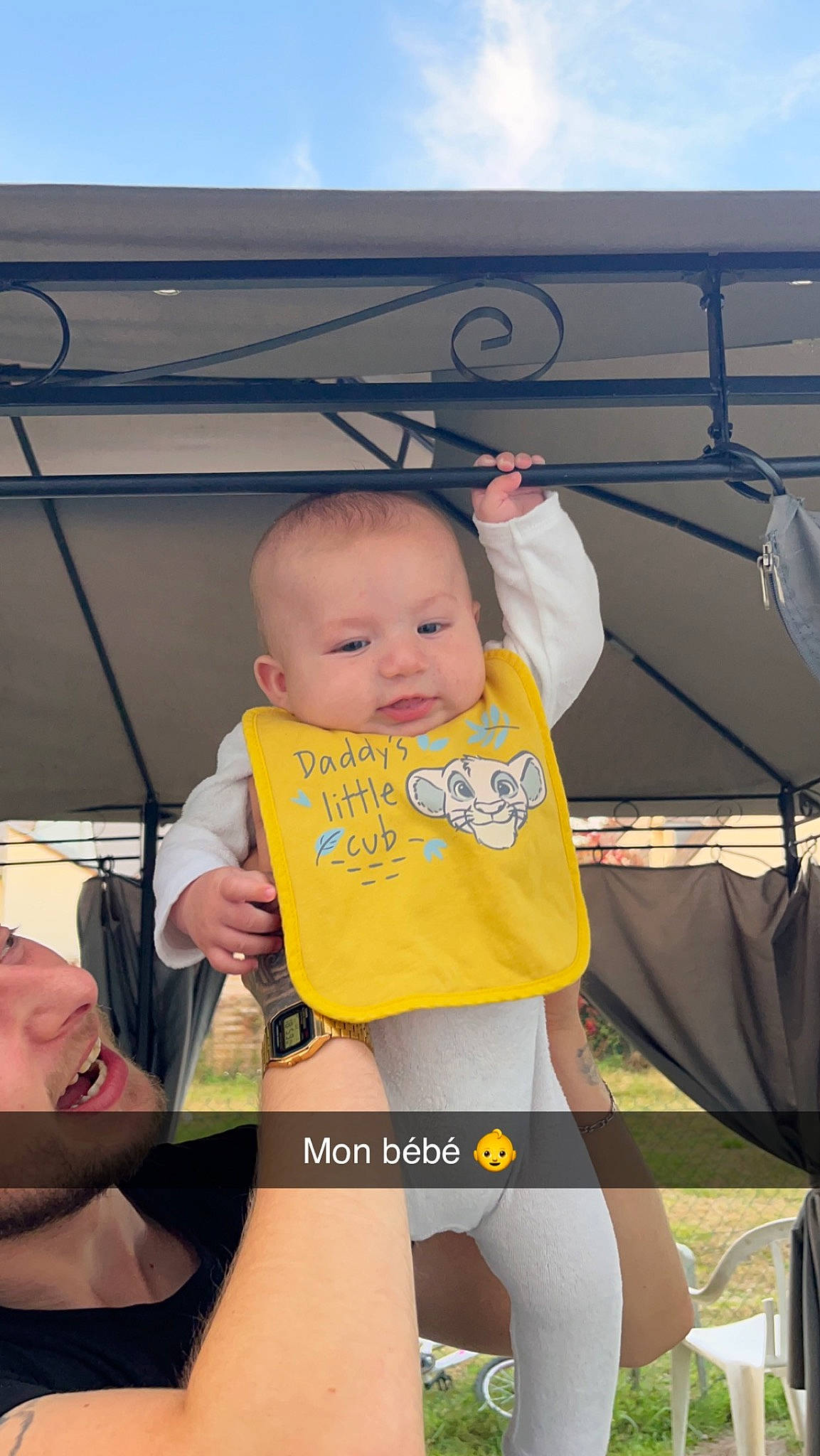 Mayron a rejoint le concours — aidez-le/la à gagner de superbes lots ! abdomen, baby, baby_carriage, baby_products, baby_toddler_clothing, chest, child, cloud, event, fun, happy, human_leg, knee, leisure, person, shorts, sitting, skin, sky, thigh