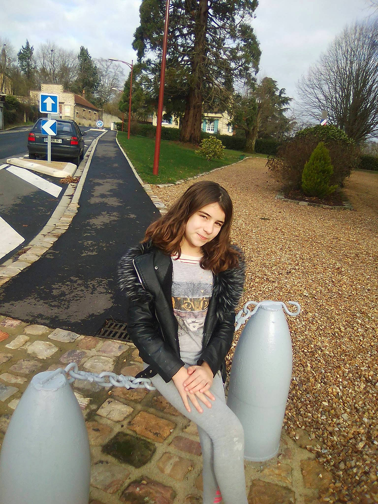 Oceane participe au concours pour gagner de l'argent avec cette photo : beauty, dress, grass, leg, leisure, long_hair, person, photography, sitting, smile, tree