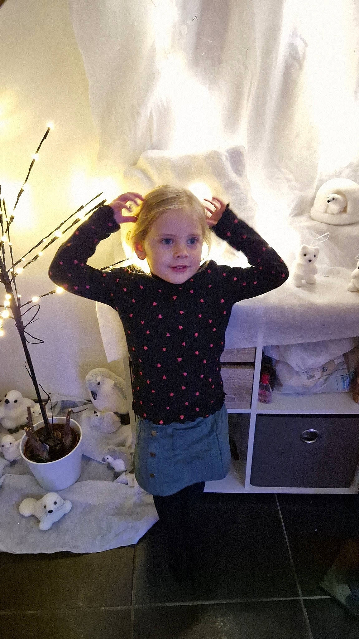 Léna participe au concours pour gagner de l'argent avec cette photo : child, fun, joint, pattern, person, room, shoulder, sleeve, standing, t_shirt, toddler, visual_arts, white