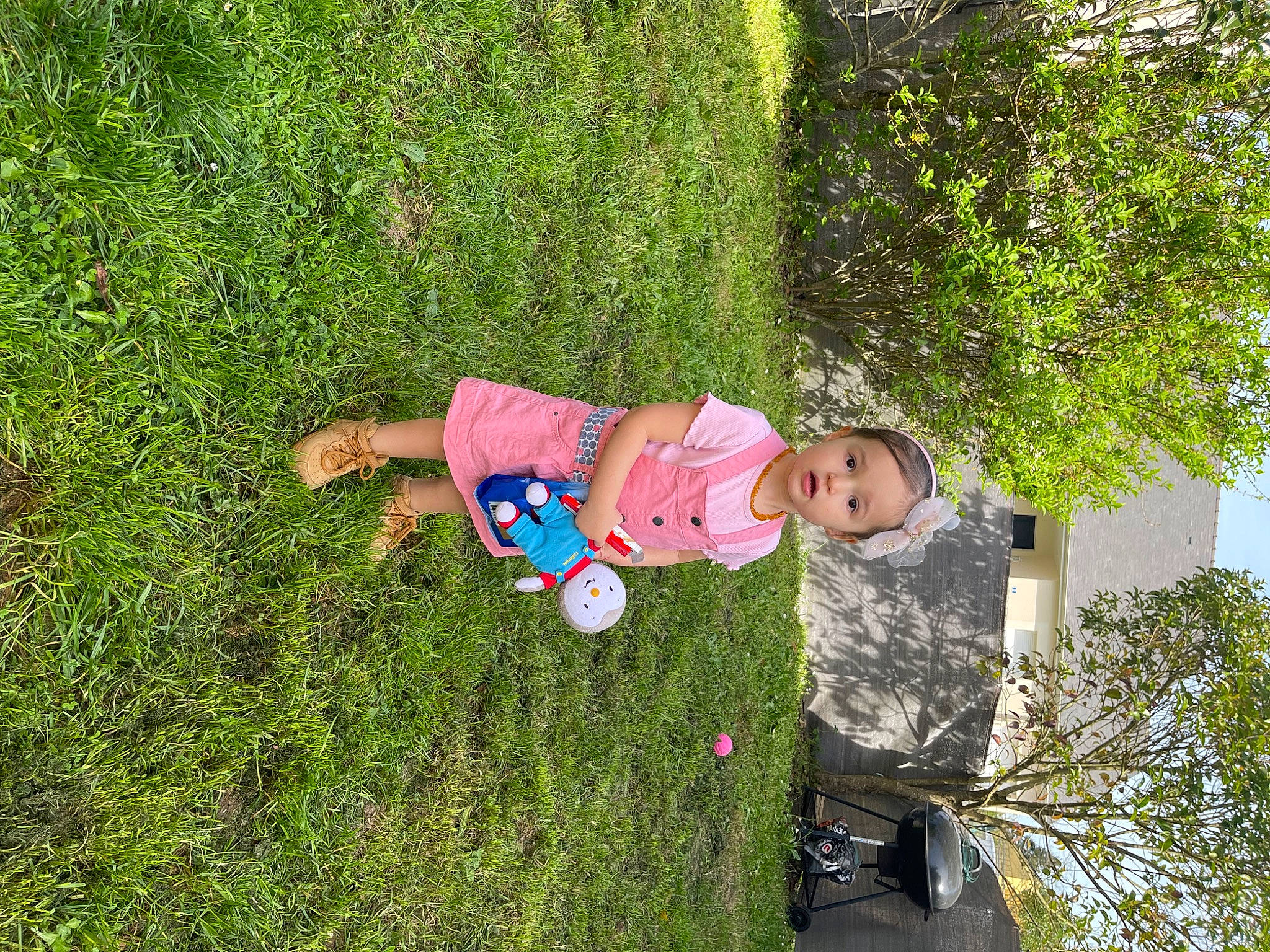 Eléna a rejoint le concours — aidez-le/la à gagner de superbes lots ! baby, child, fun, garden, grass, grassland, groundcover, happy, landscape, lawn, leisure, people_in_nature, person, plant, recreation, shrub, soil, t_shirt, toddler, tree