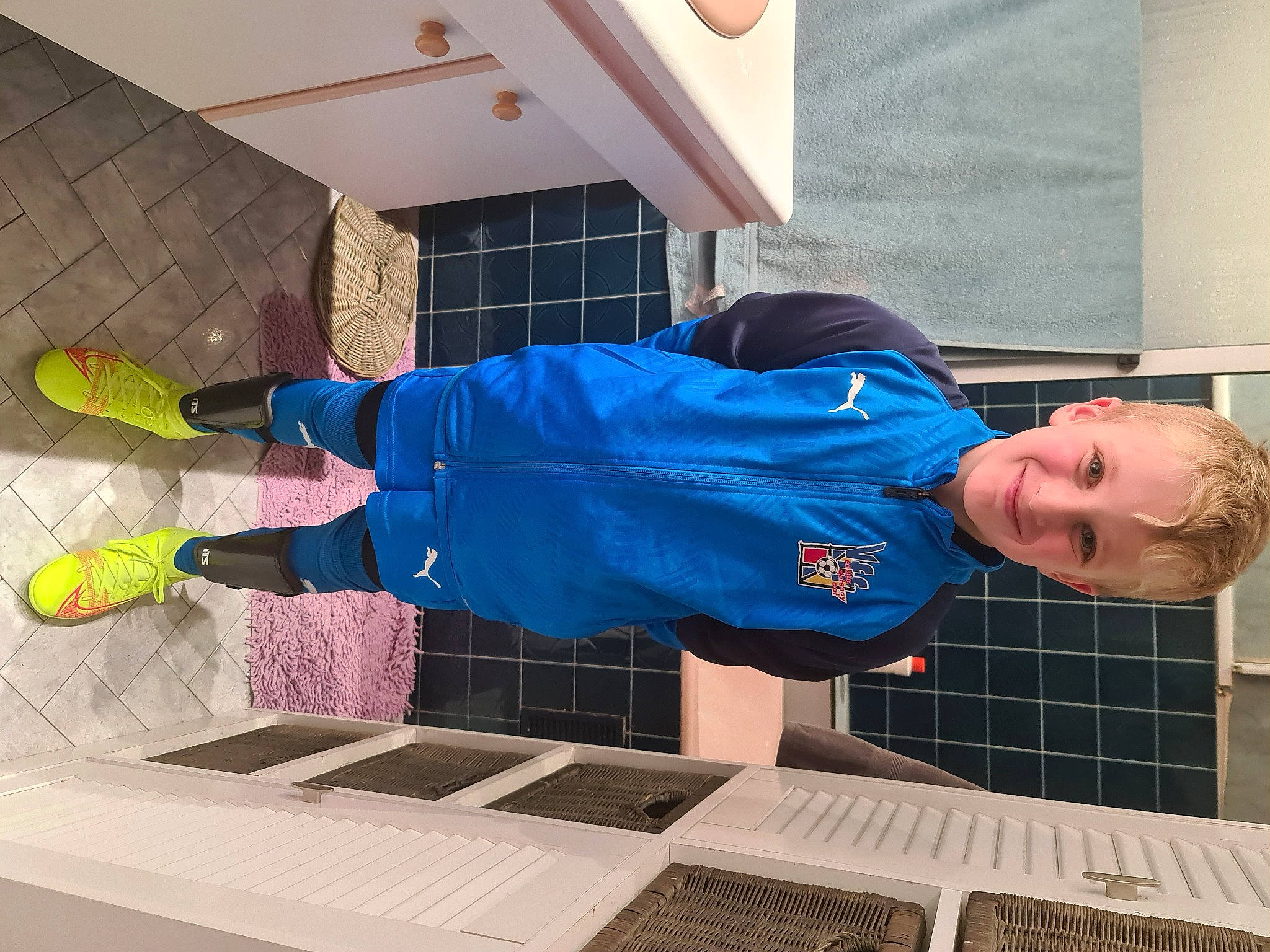 Thymothe participe au concours pour gagner de l'argent avec cette photo : baby, child, electric_blue, flooring, fun, hat, human_leg, joy, knee, leisure, person, play, recreation, room, sandal, shorts, sock, sportswear, t_shirt, toddler