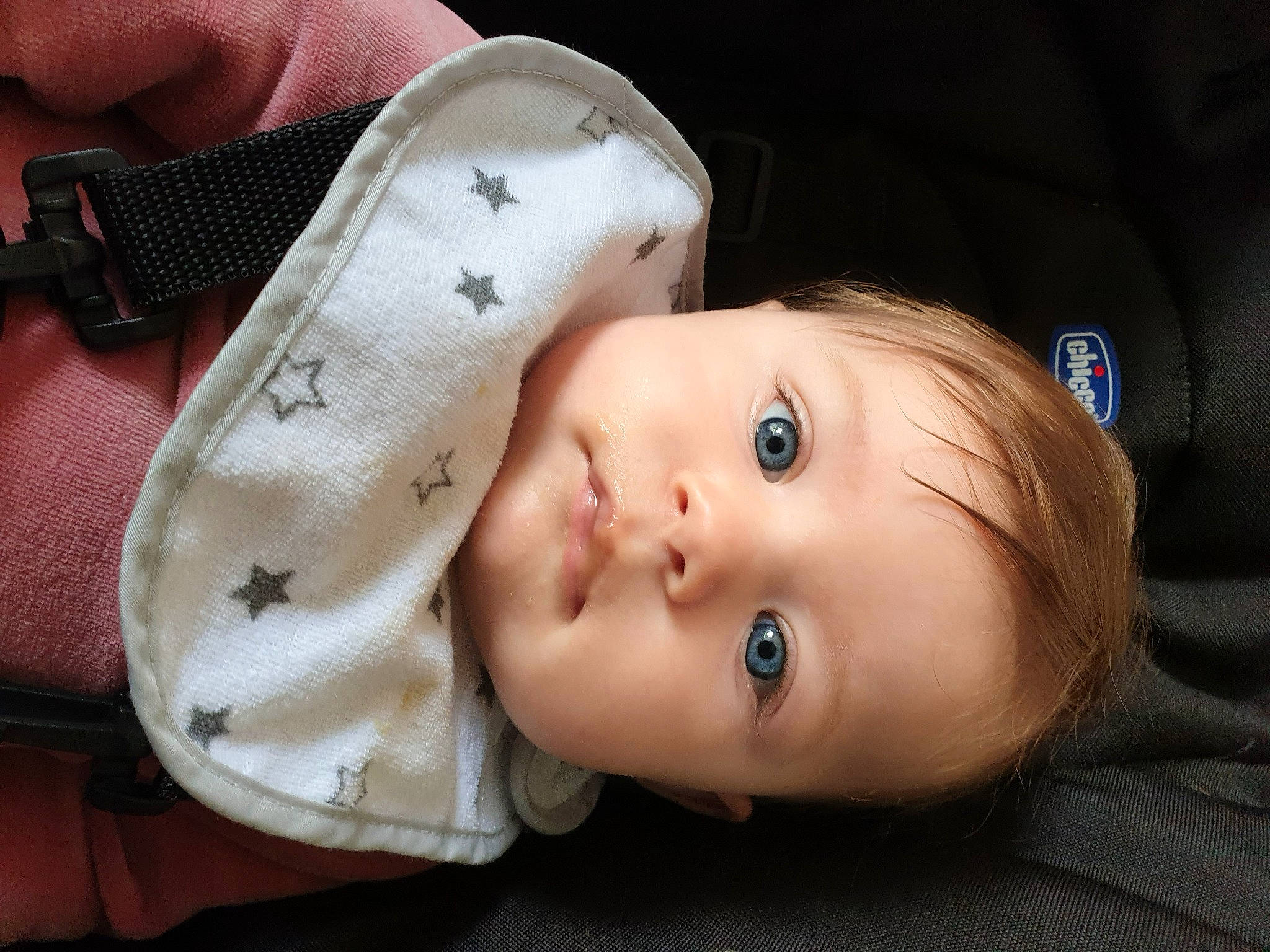 Elisa a rejoint le concours — aidez-le/la à gagner de superbes lots ! baby, baby_toddler_clothing, button, cheek, child, close_up, eyelash, fashion_accessory, flash_photography, fur, headgear, iris, lip, mammal, nose, person, product, sitting, skin, sleeve