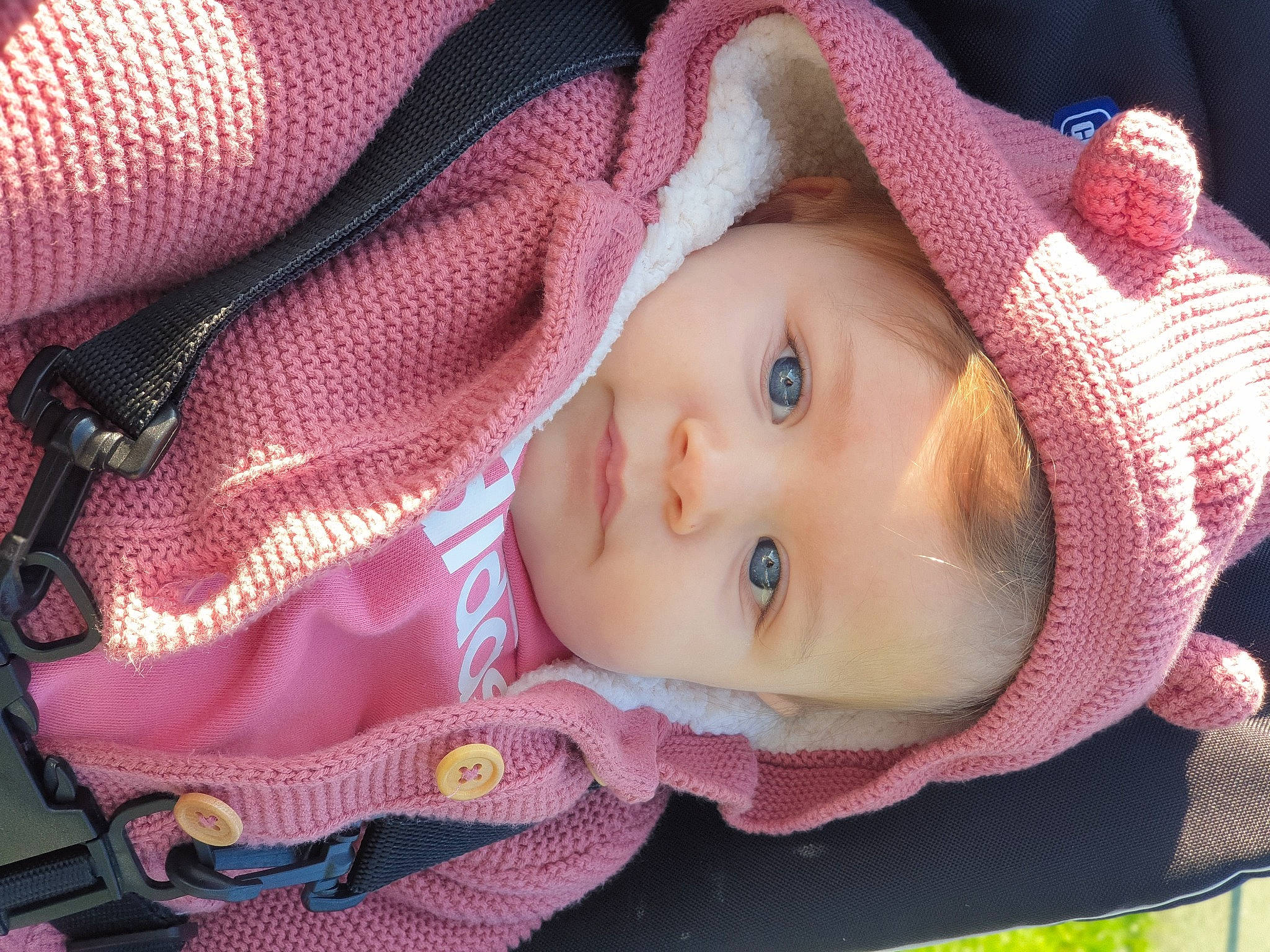 Elisa participe au concours pour gagner de l'argent avec cette photo : baby, baby_products, baby_toddler_clothing, cap, cheek, child, chin, close_up, eye, eyelash, headgear, headwear, iris, lip, nose, person, pink, product, skin, textile