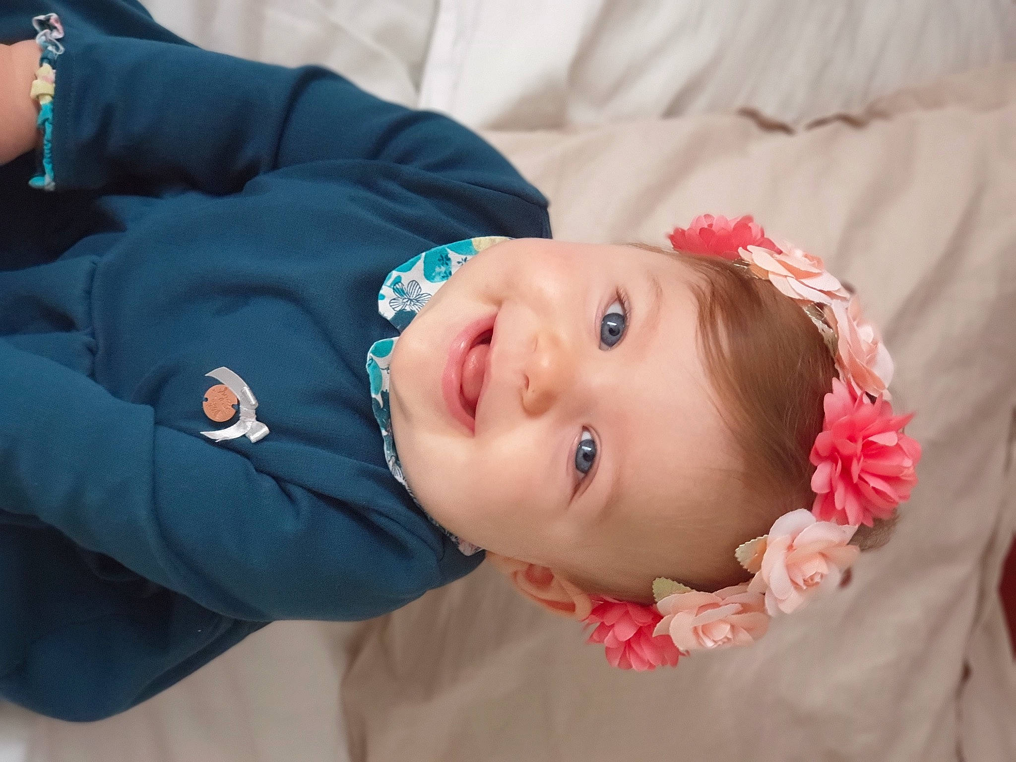 Elisa participe au concours pour gagner de l'argent avec cette photo : baby, baby_toddler_clothing, cheek, child, eye, eyelash, fashion_accessory, flash_photography, hair_accessory, happy, hat, human, joy, lip, pattern, peach, person, petal, skin, sleeve