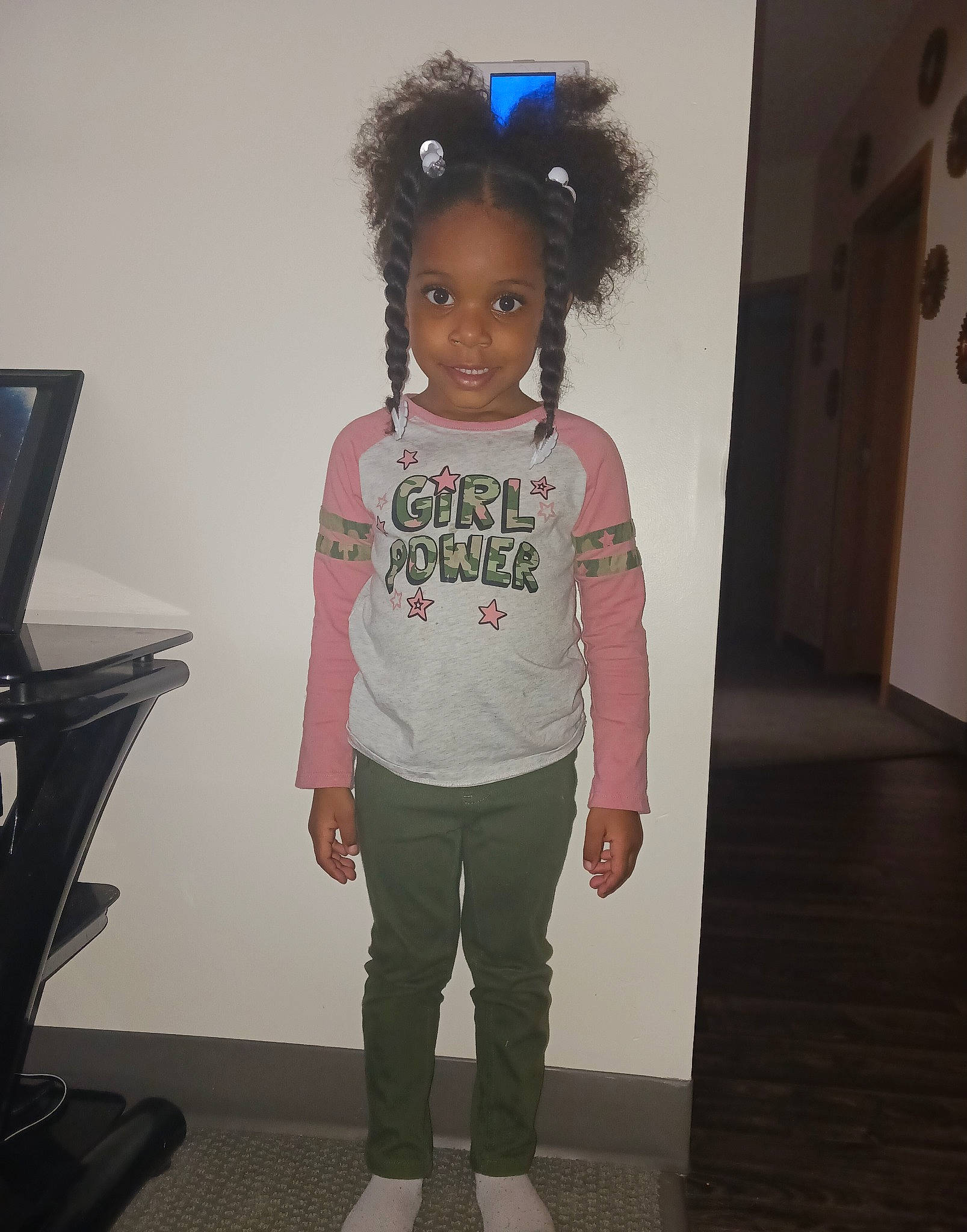 Amor is registered to the contest to win money with this photo: afro, computer_keyboard, costume, eyewear, fashion_design, flooring, fun, hair, jewellery, joy, knee, magenta, musical_keyboard, person, personal_protective_equipment, room, sleeve, sportswear, t_shirt, toddler