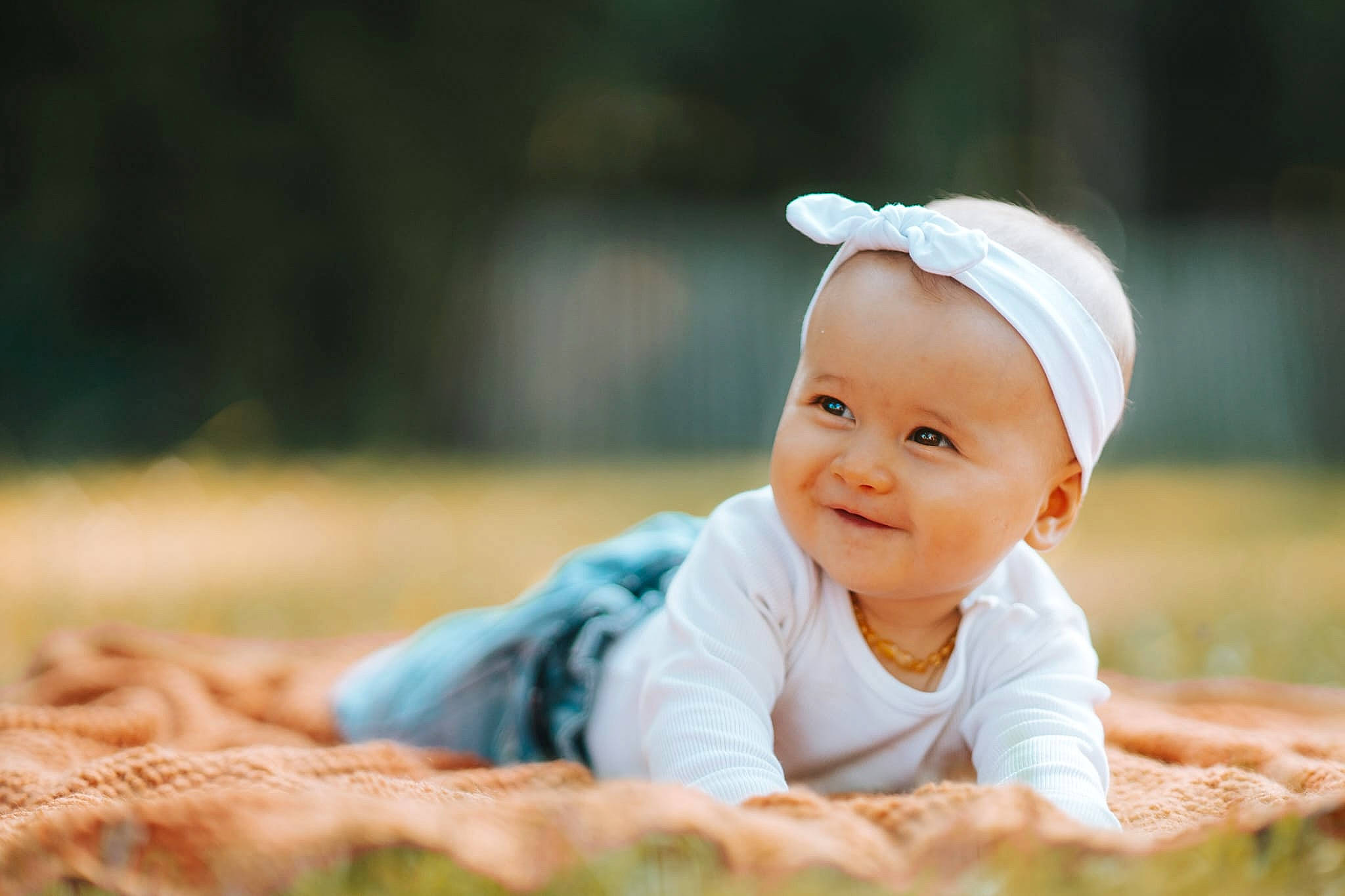 Lalita a rejoint le concours — aidez-le/la à gagner de superbes lots ! baby, baby_toddler_clothing, cap, child, flash_photography, fun, grass, grassland, happy, hat, joy, laugh, people_in_nature, person, plant, portrait, portrait_photography, sitting, skin, smile