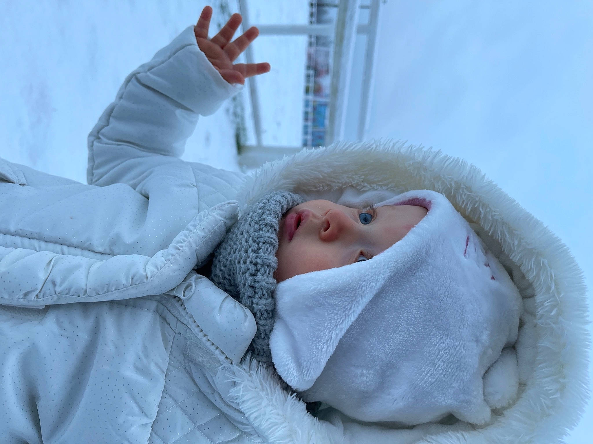 Livia participe au concours pour gagner de l'argent avec cette photo : comfort, freezing, gesture, glove, hood, linens, parka, playing_in_the_snow, snow, textile, winter