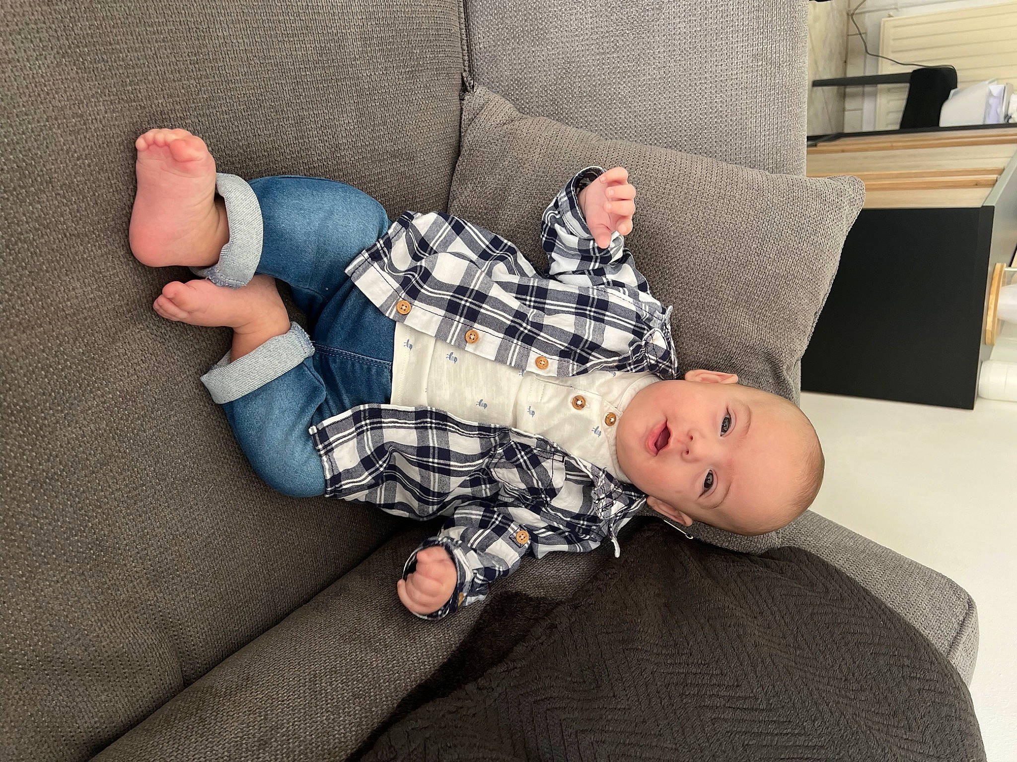 Rafaël participe au concours pour gagner de l'argent avec cette photo : baby, baby_toddler_clothing, comfort, couch, elbow, finger, flooring, foot, gesture, human_leg, joint, knee, lap, leg, pattern, person, plaid, sock, thigh, thumb