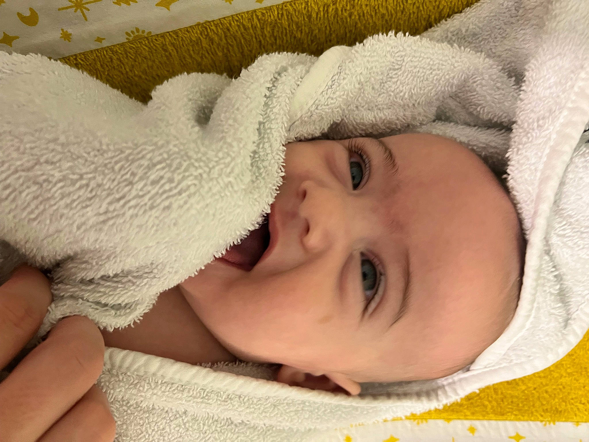 Rafaël participe au concours pour gagner de l'argent avec cette photo : baby, cheek, comfort, ear, eye, eyebrow, eyelash, face, gesture, happy, iris, lip, mouth, nail, nose, organ, person, skin, smile, textile