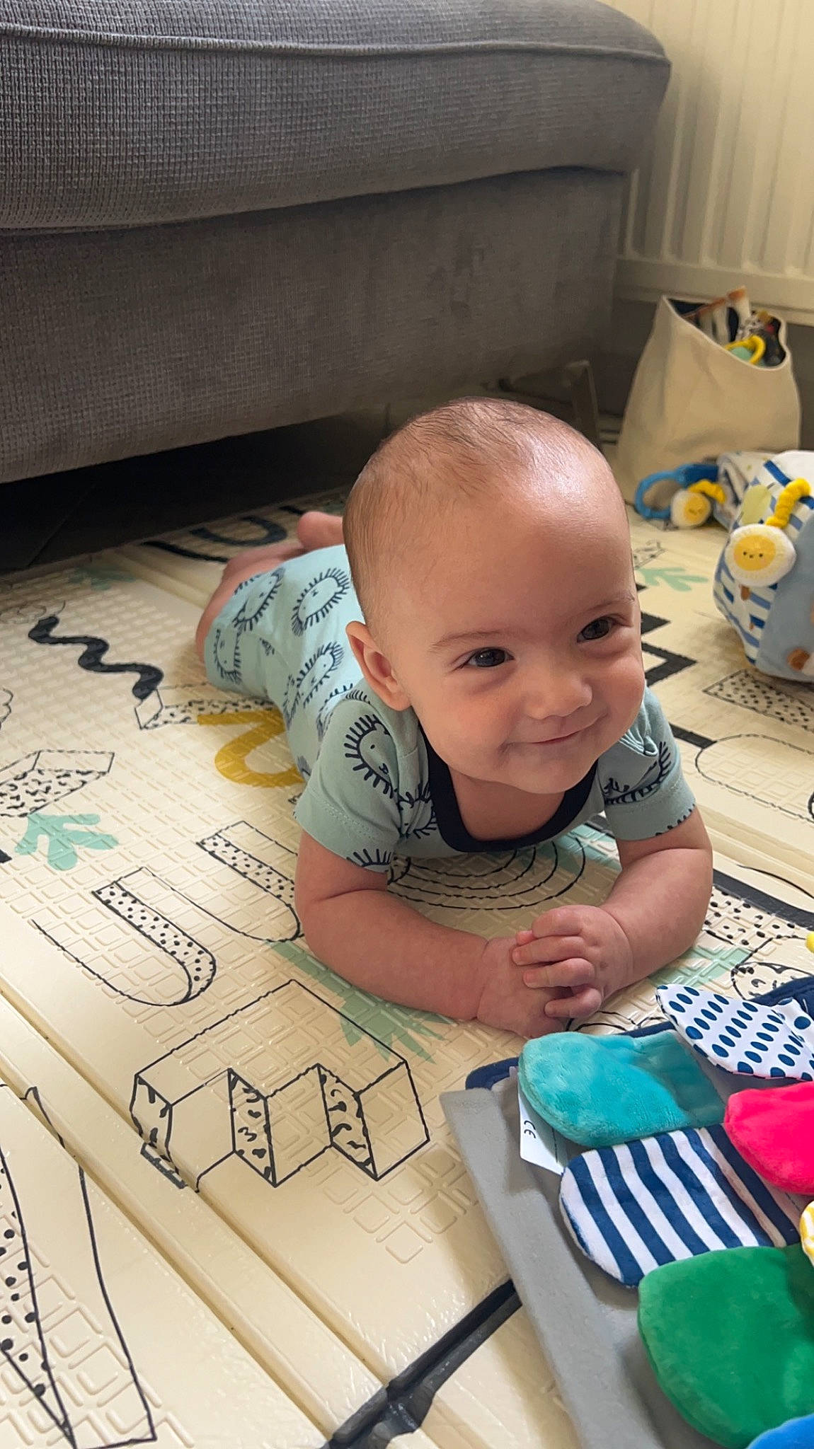 Rafaël a rejoint le concours — aidez-le/la à gagner de superbes lots ! baby, baby_products, baby_toddler_clothing, box, cheek, child, design, flooring, font, fun, happy, hardwood, illustration, joy, person, play, room, sitting, smile, t_shirt