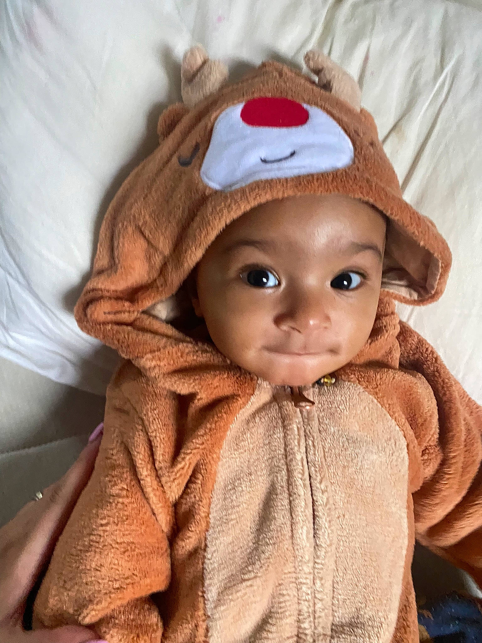 Nélia participe au concours pour gagner de l'argent avec cette photo : beanie, brown_hair, cap, cheek, child, close_up, costume_hat, doll, eyelash, fashion_accessory, fashion_design, fur, headgear, headwear, hood, knit_cap, person, sleeve, textile, toy