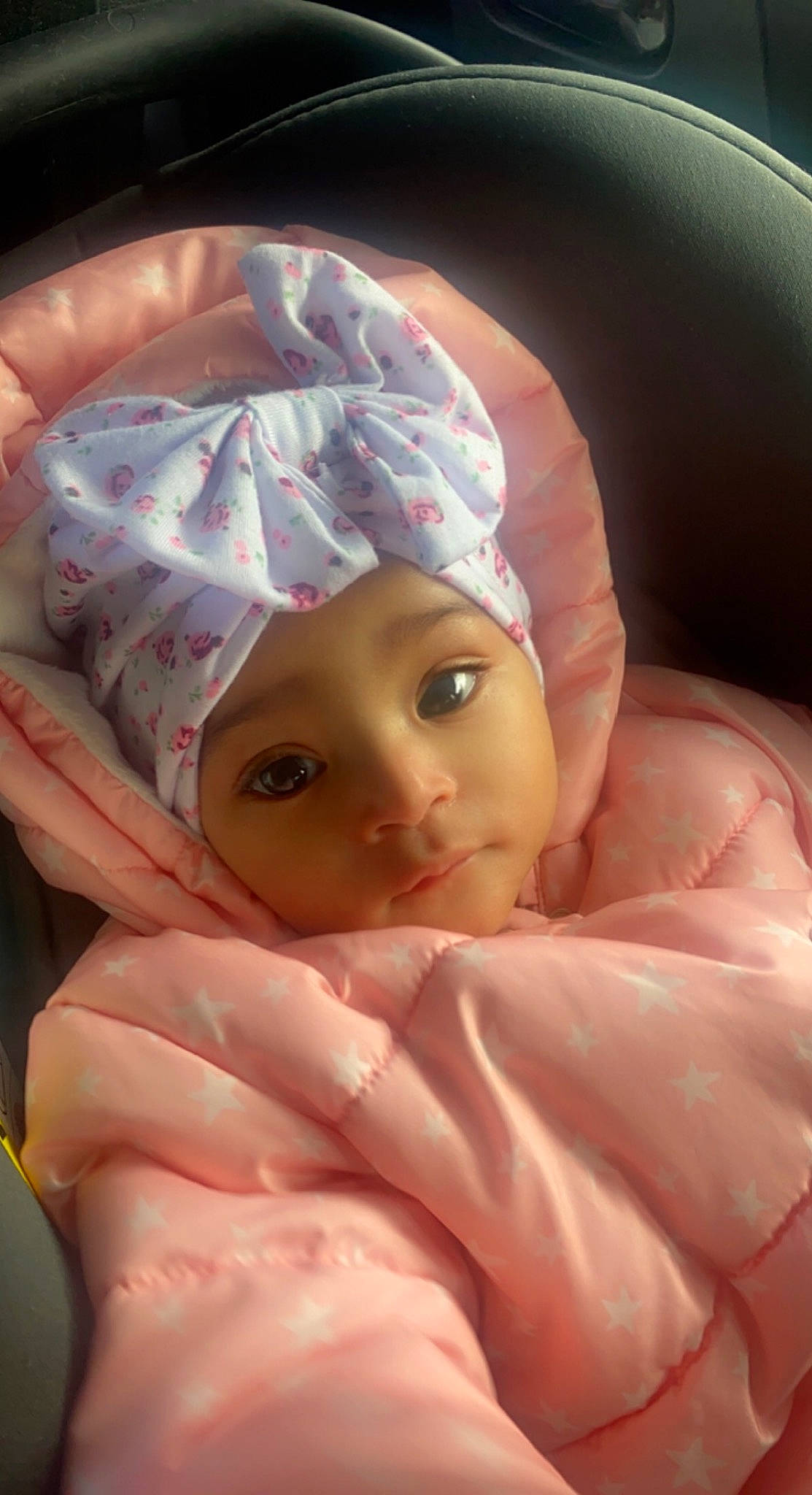 Nélia a rejoint le concours — aidez-le/la à gagner de superbes lots ! baby, baby_products, baby_toddler_clothing, cap, cheek, child, comfort, eyelash, hat, headwear, iris, linens, lip, mouth, nose, peach, person, pink, skin, thumb