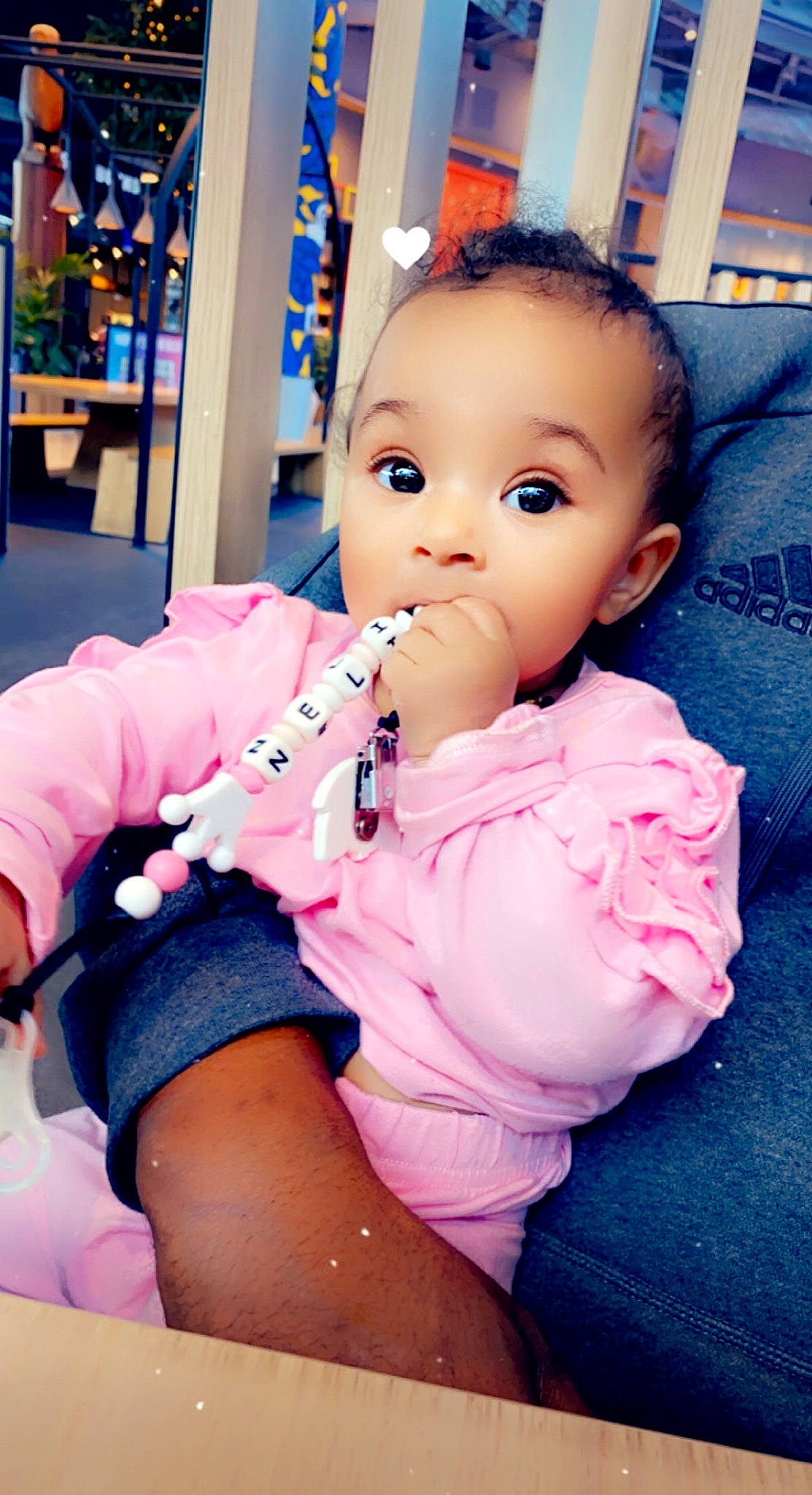 Nélia participe au concours pour gagner de l'argent avec cette photo : baby, baby_products, baby_safety, baby_toddler_clothing, cheek, child, comfort, fun, happy, iris, magenta, nail, nose, person, pink, play, sitting, skin, surprise, thigh