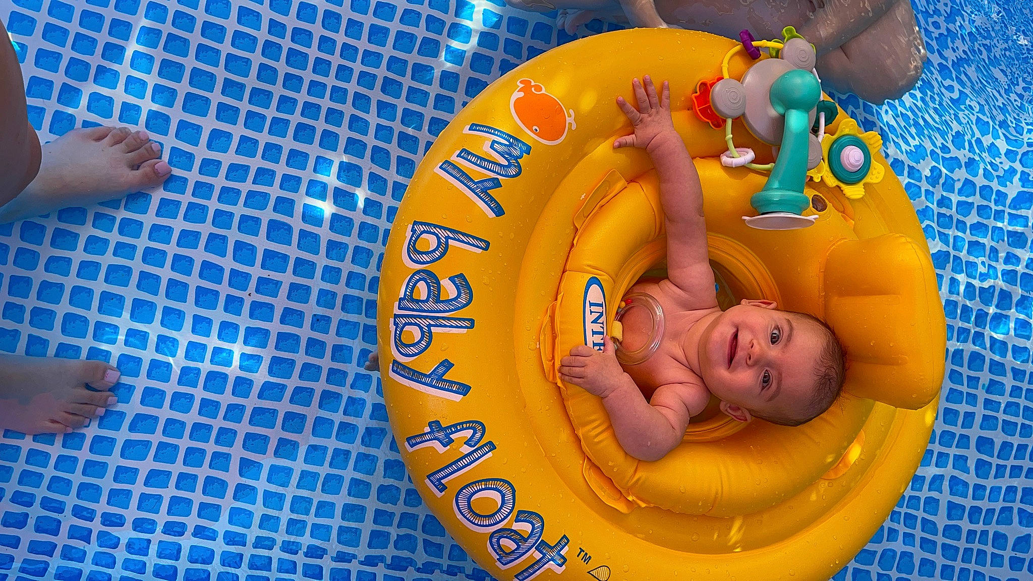 Lyna a rejoint le concours — aidez-le/la à gagner de superbes lots ! baby, baby_float, baby_products, baby_toys, bathing, child, circle, electric_blue, event, font, fun, games, inflatable, joy, leisure, leisure_centre, nonbuilding_structure, pattern, person, product
