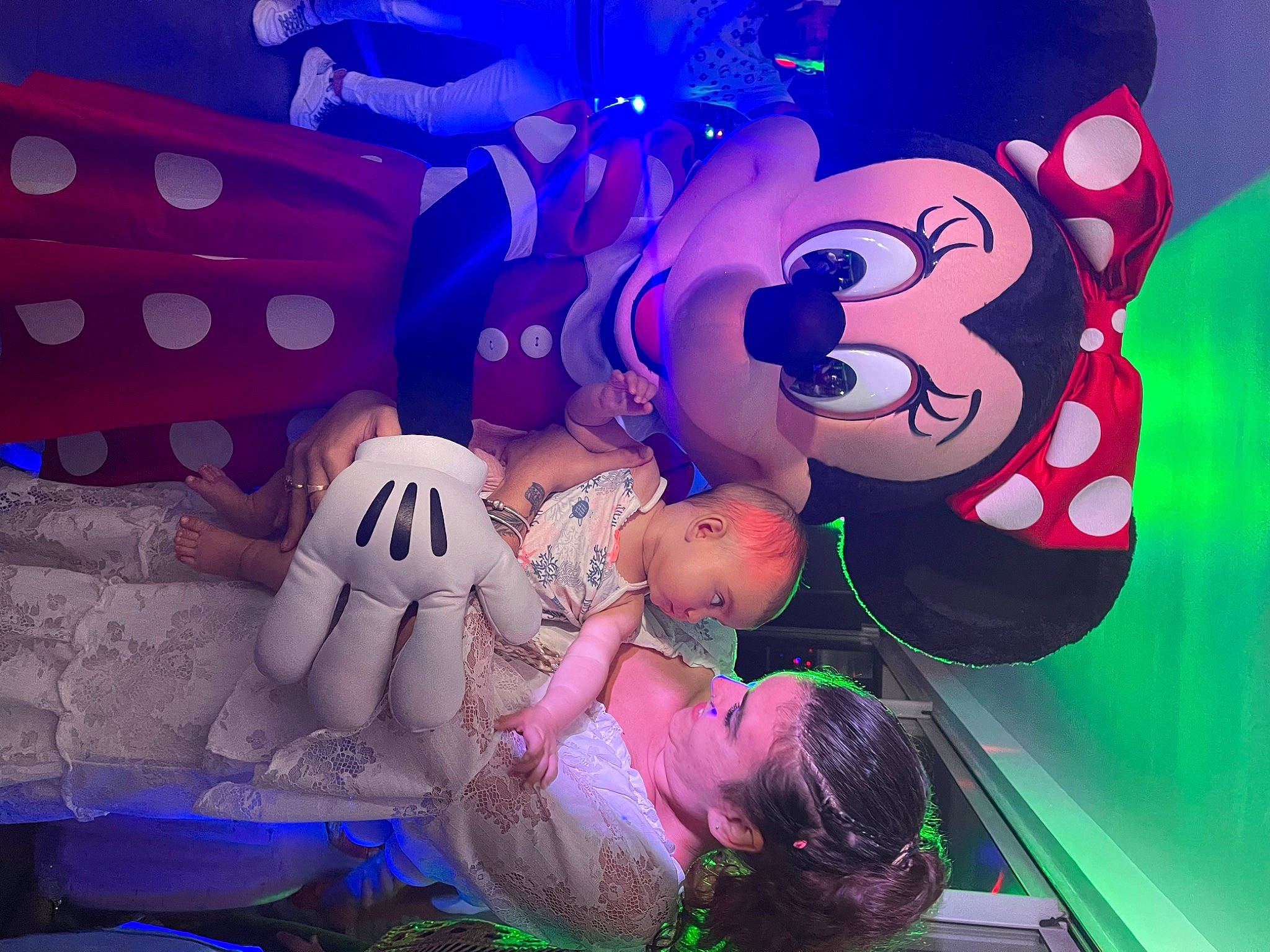 Lyna participe au concours pour gagner de l'argent avec cette photo : animated_cartoon, animation, blue, cartoon, entertainment, event, fun, happy, hat, holiday, leisure, light, magenta, party, party_supply, person, pink, plant, purple, tree