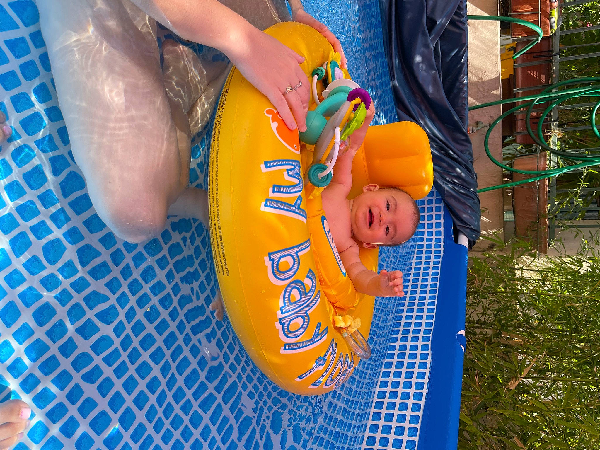 Lyna participe au concours pour gagner de l'argent avec cette photo : baby, baby_products, child, electric_blue, foot, fun, grass, happy, hat, leisure, nail, orange, person, personal_protective_equipment, plant, play, recreation, t_shirt, toddler, vacation