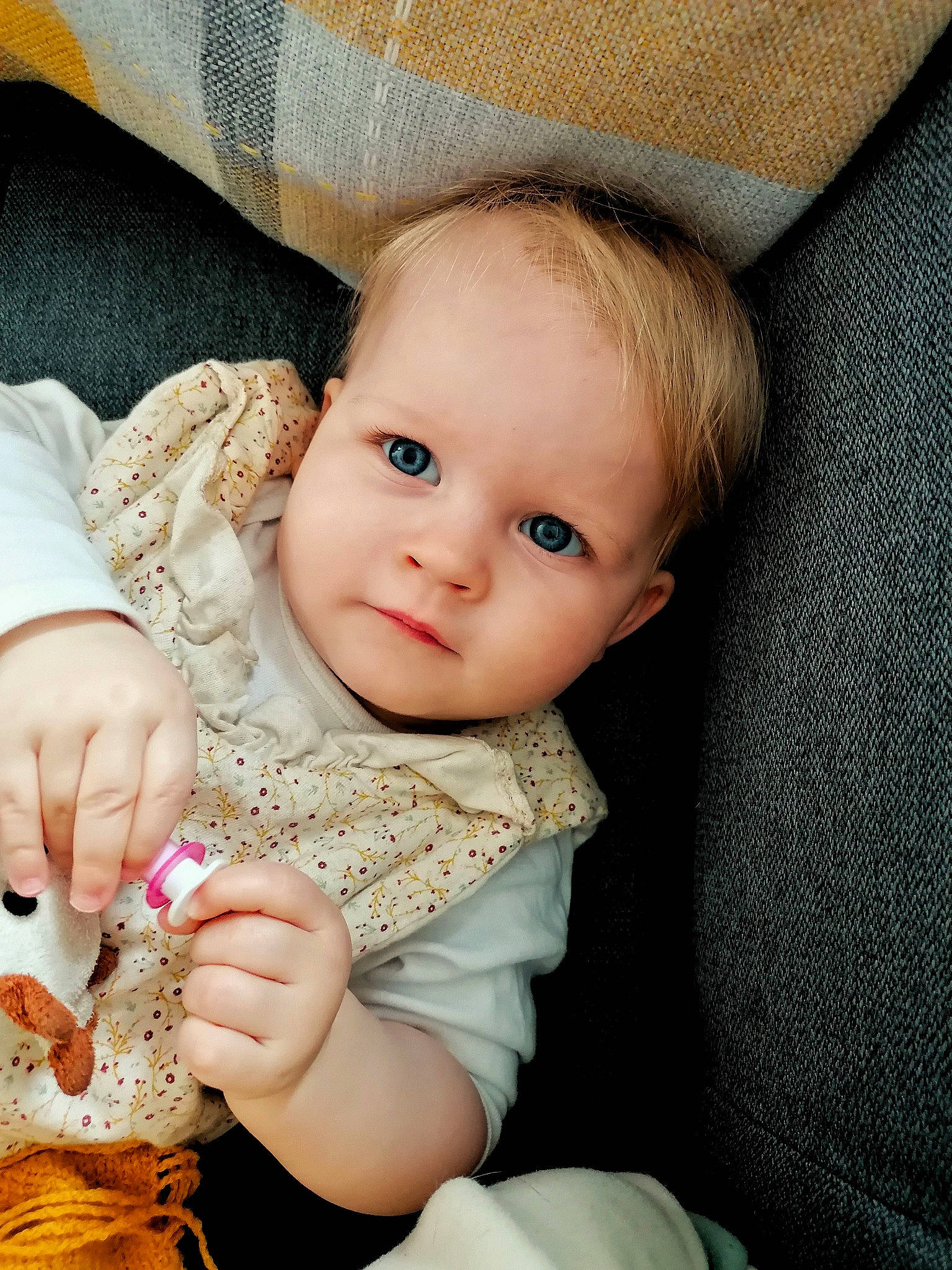 Léonie a rejoint le concours — aidez-le/la à gagner de superbes lots ! baby, baby_toddler_clothing, cheek, child, comfort, dress, eye, finger, flash_photography, happy, headgear, iris, linens, lip, nail, person, sitting, skin, sleeve, smile