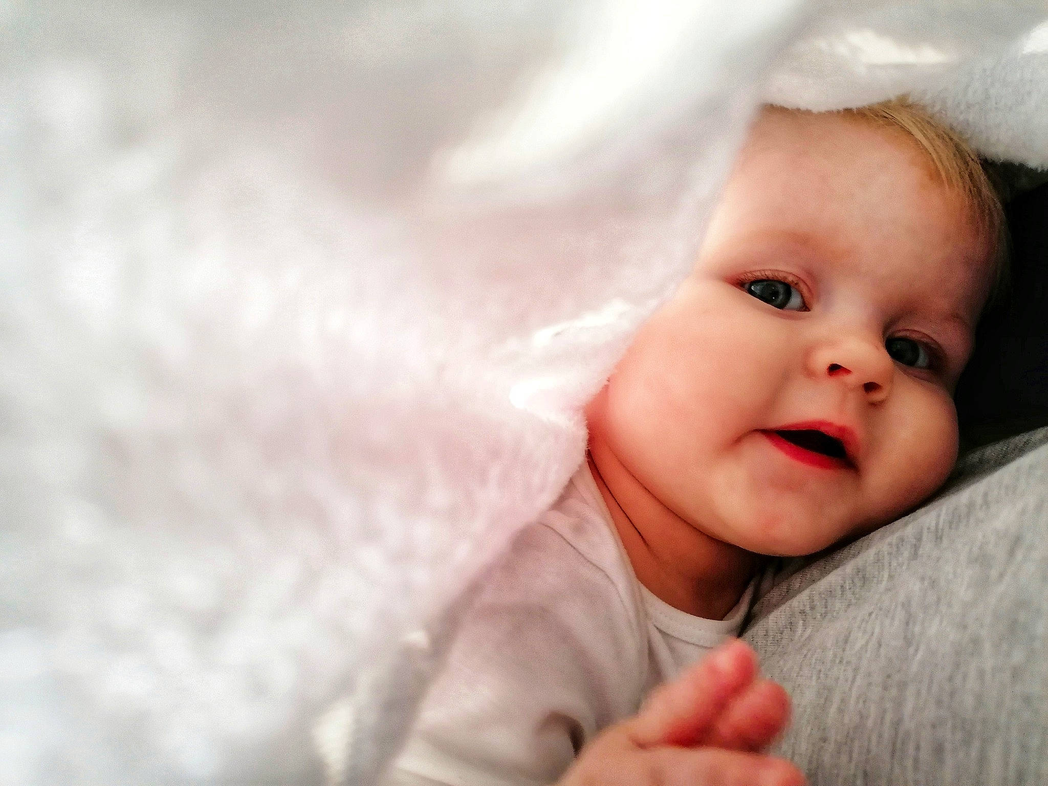 Léonie a rejoint le concours — aidez-le/la à gagner de superbes lots ! baby, baby_toddler_clothing, cheek, child, comfort, eye, eyelash, flash_photography, fur, gesture, happy, iris, linens, lip, nose, person, portrait, portrait_photography, smile, toddler