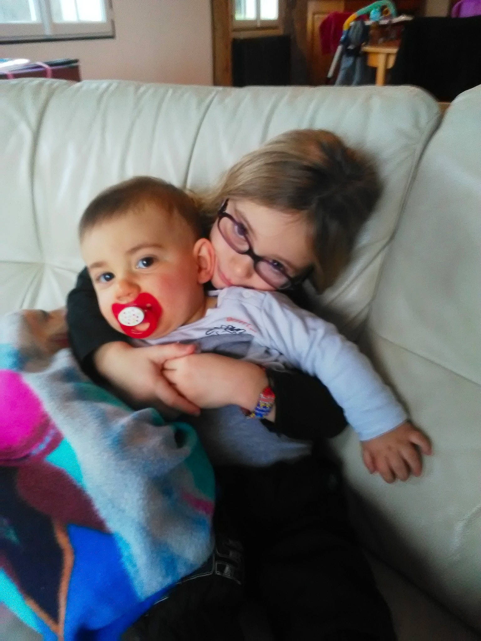 Aelis participe au concours pour gagner de l'argent avec cette photo : arm, child, day, ear, fun, girl, infant, joy, leg, mother, nose, organ, people, person, play, product, sitting, skin, smile, textile