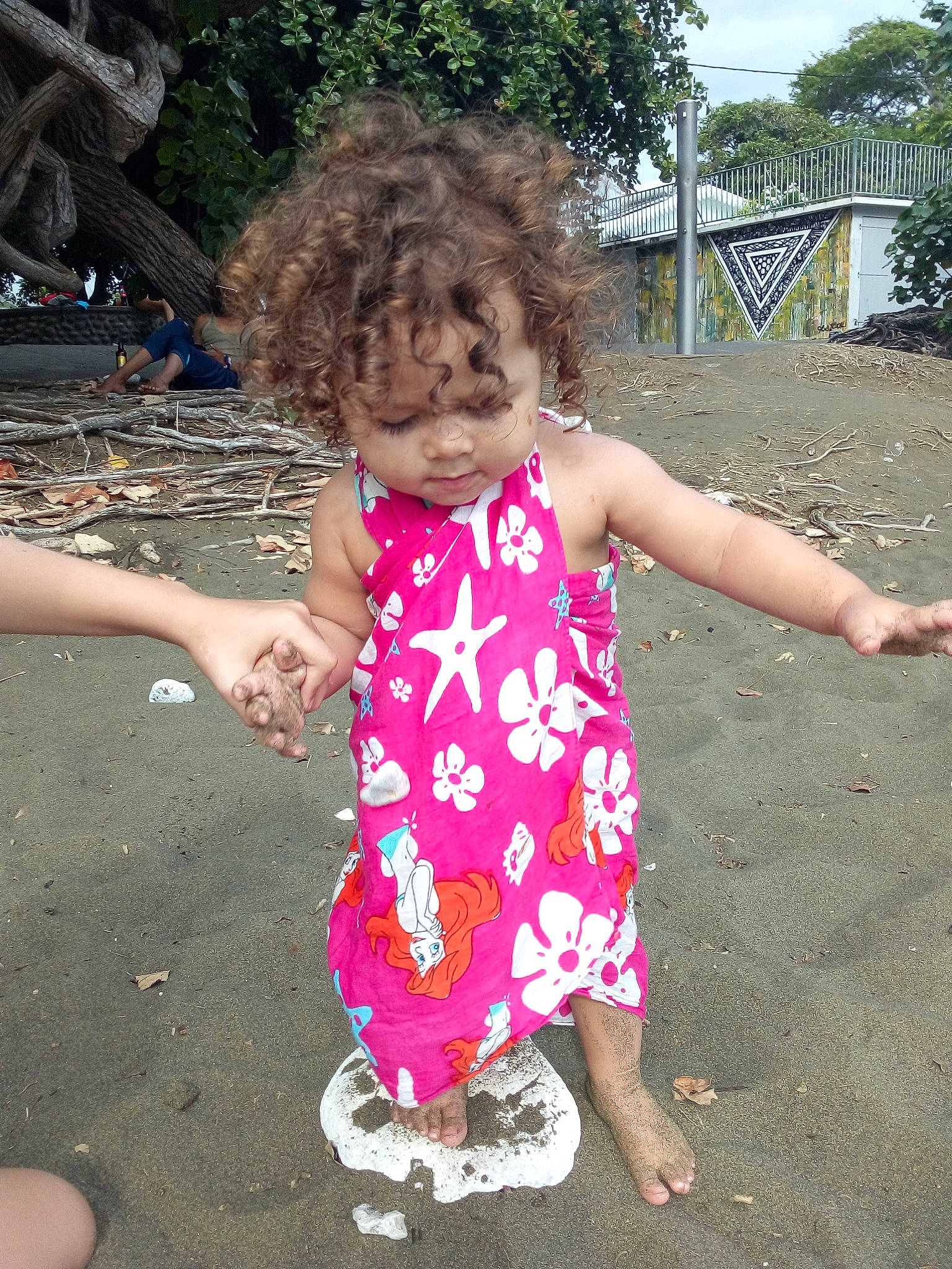 Ylana a rejoint le concours — aidez-le/la à gagner de superbes lots ! child, dress, fun, person, pink, play, smile, summer, toddler, vacation, water